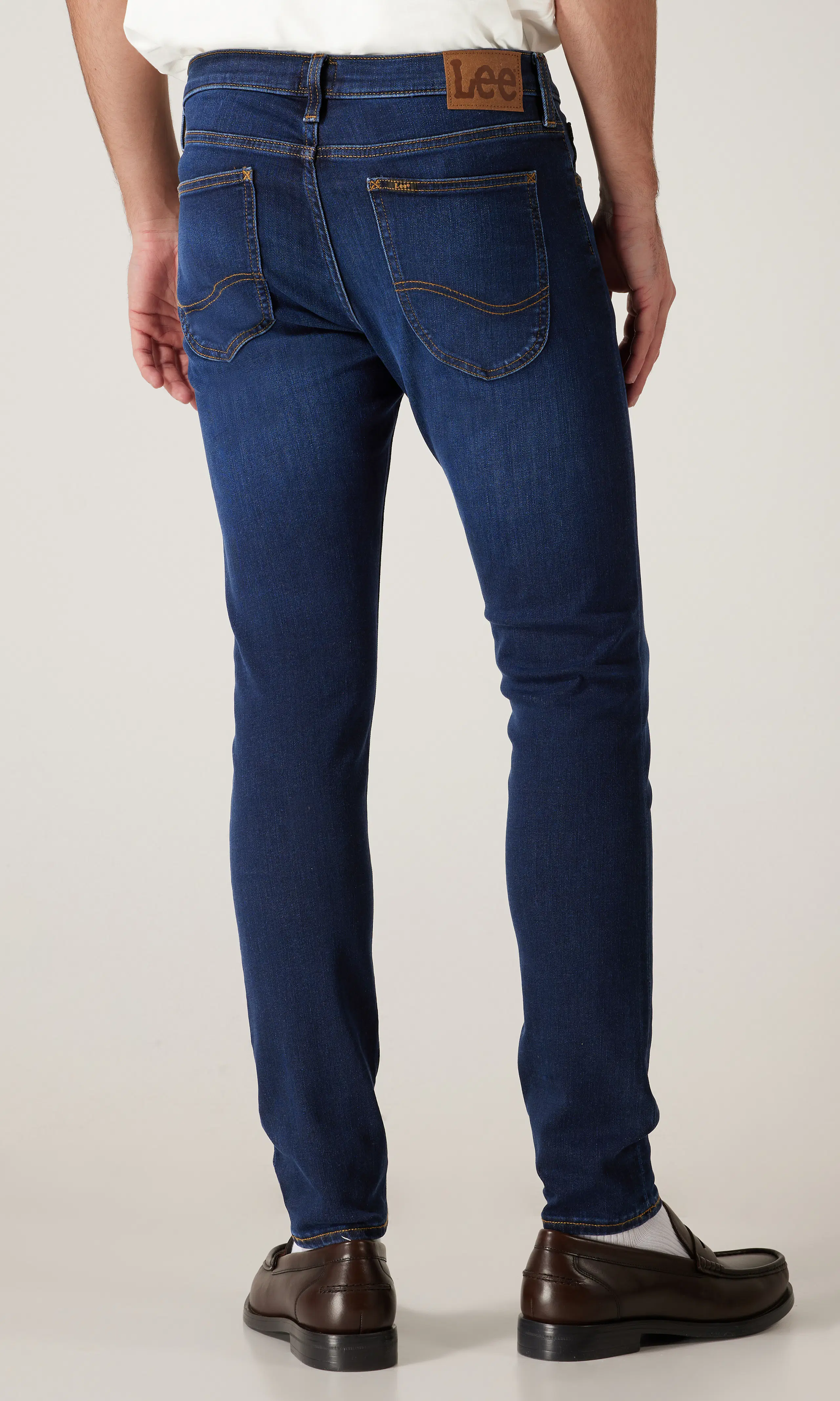 Malone Mörkblå Jeans. Back. Model.