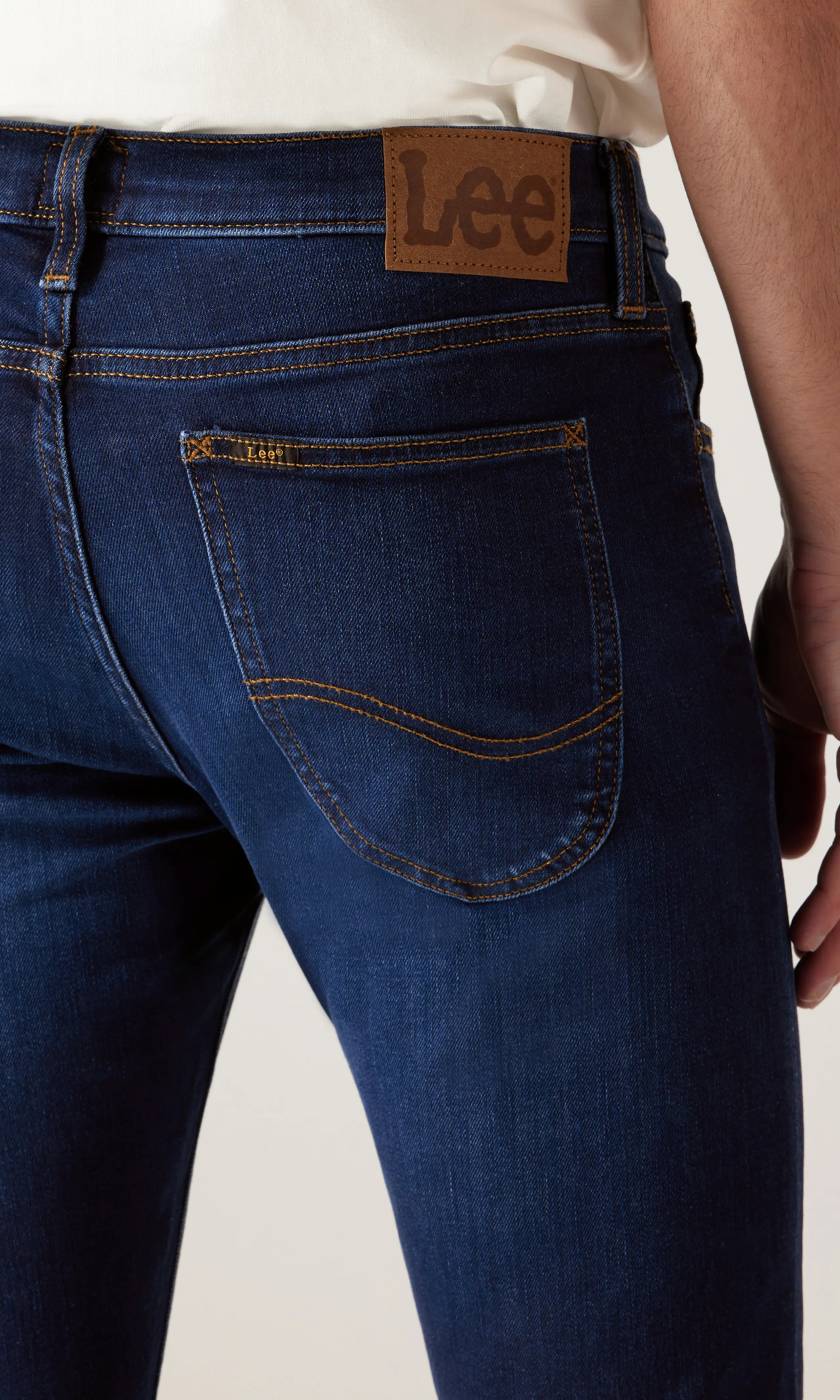 Malone Mörkblå Jeans. Detail 1. Model.