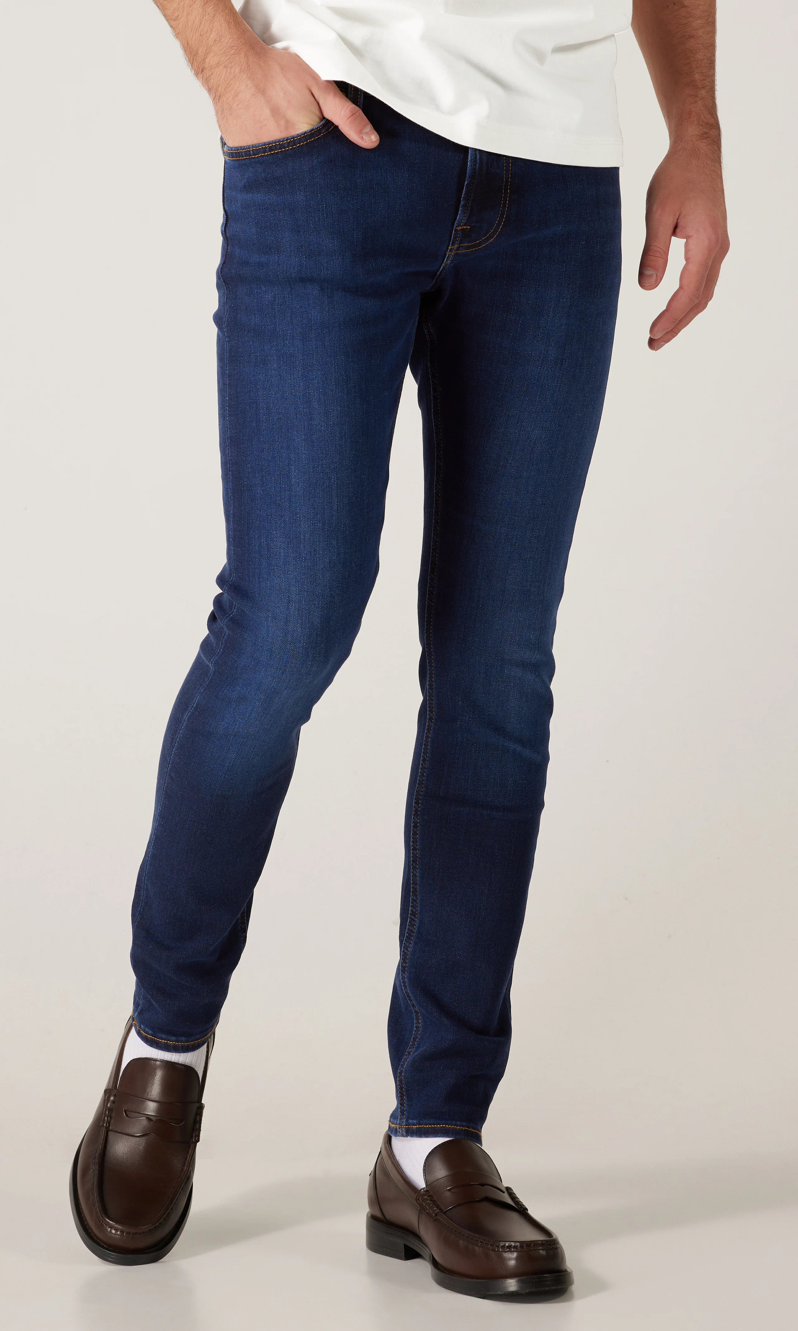 Malone Mörkblå Jeans. Front. Model.
