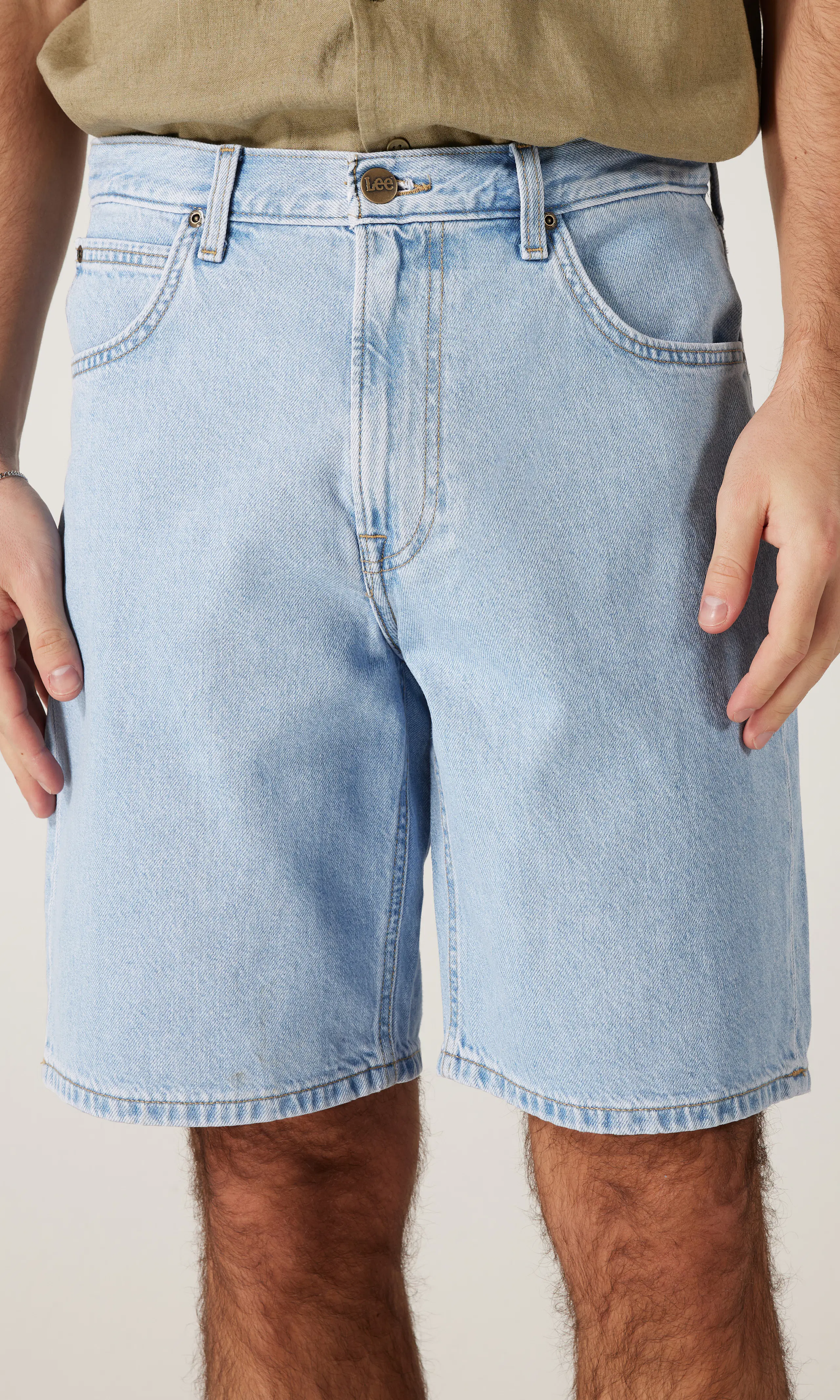 Asher Lys Blå Shorts. Front. Model.