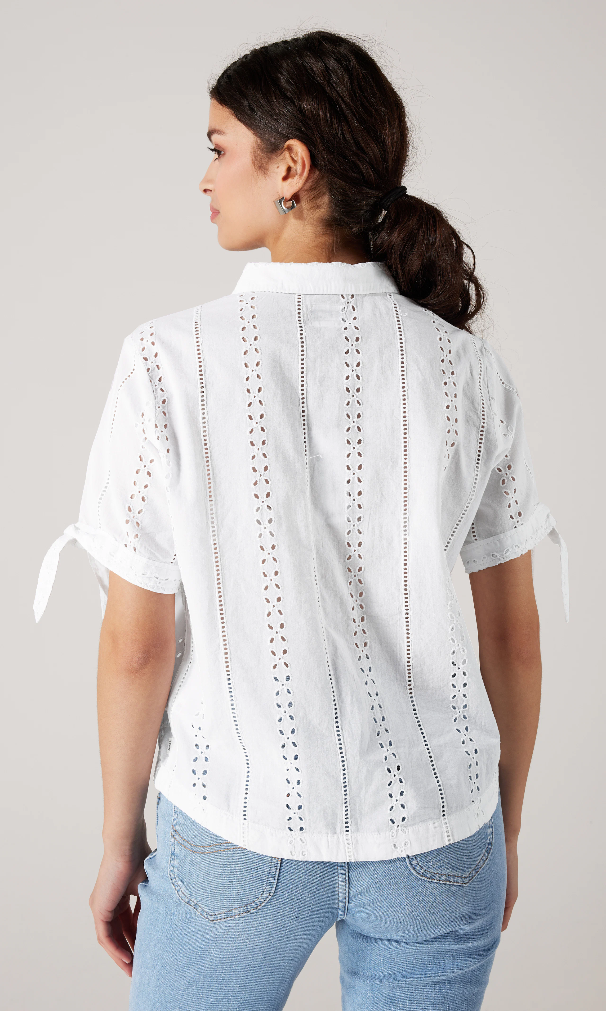 Camp Tie Sleeve Button Up Vit Skjorta. Back. Model.