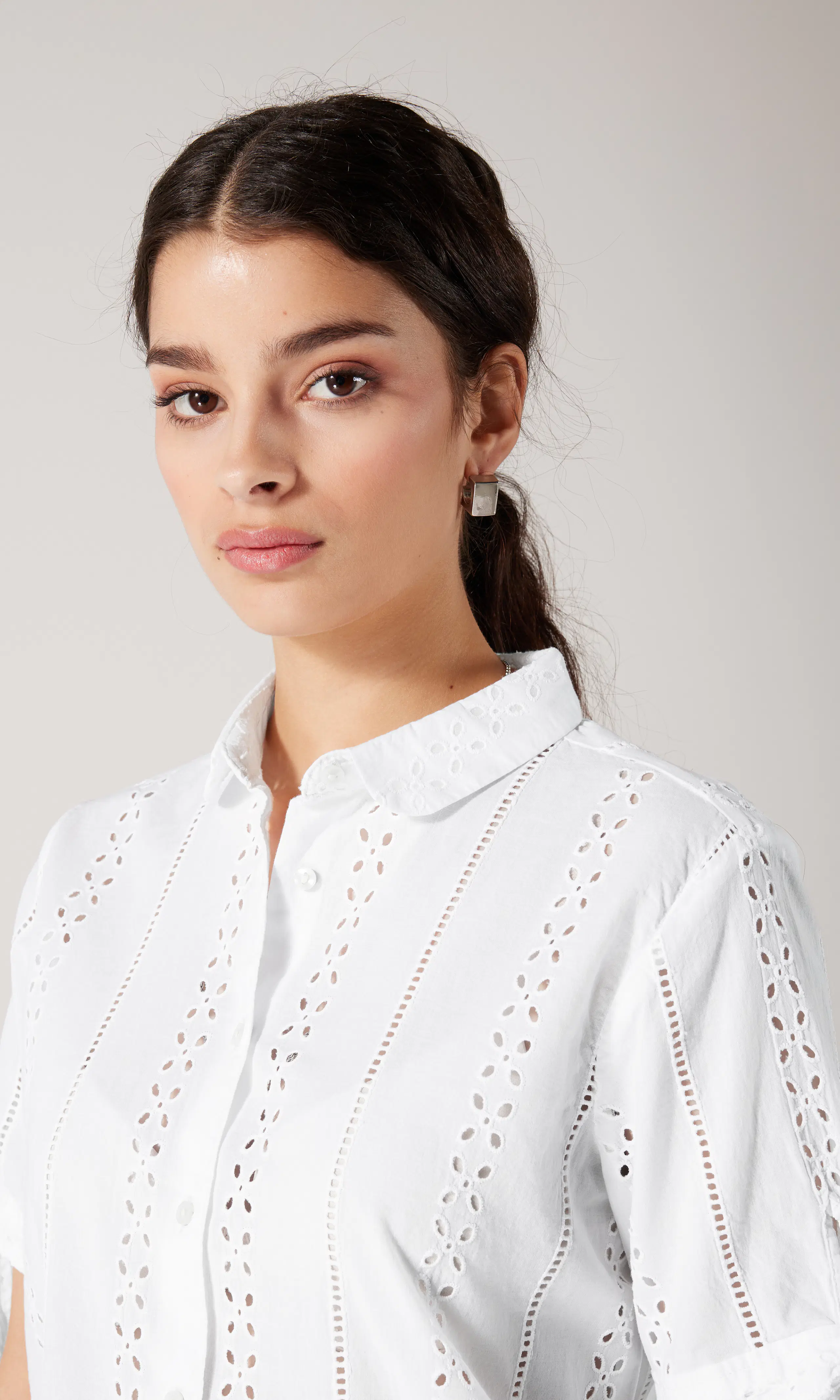 Camp Tie Sleeve Button Up Vit Skjorta. Detail 1. Model.