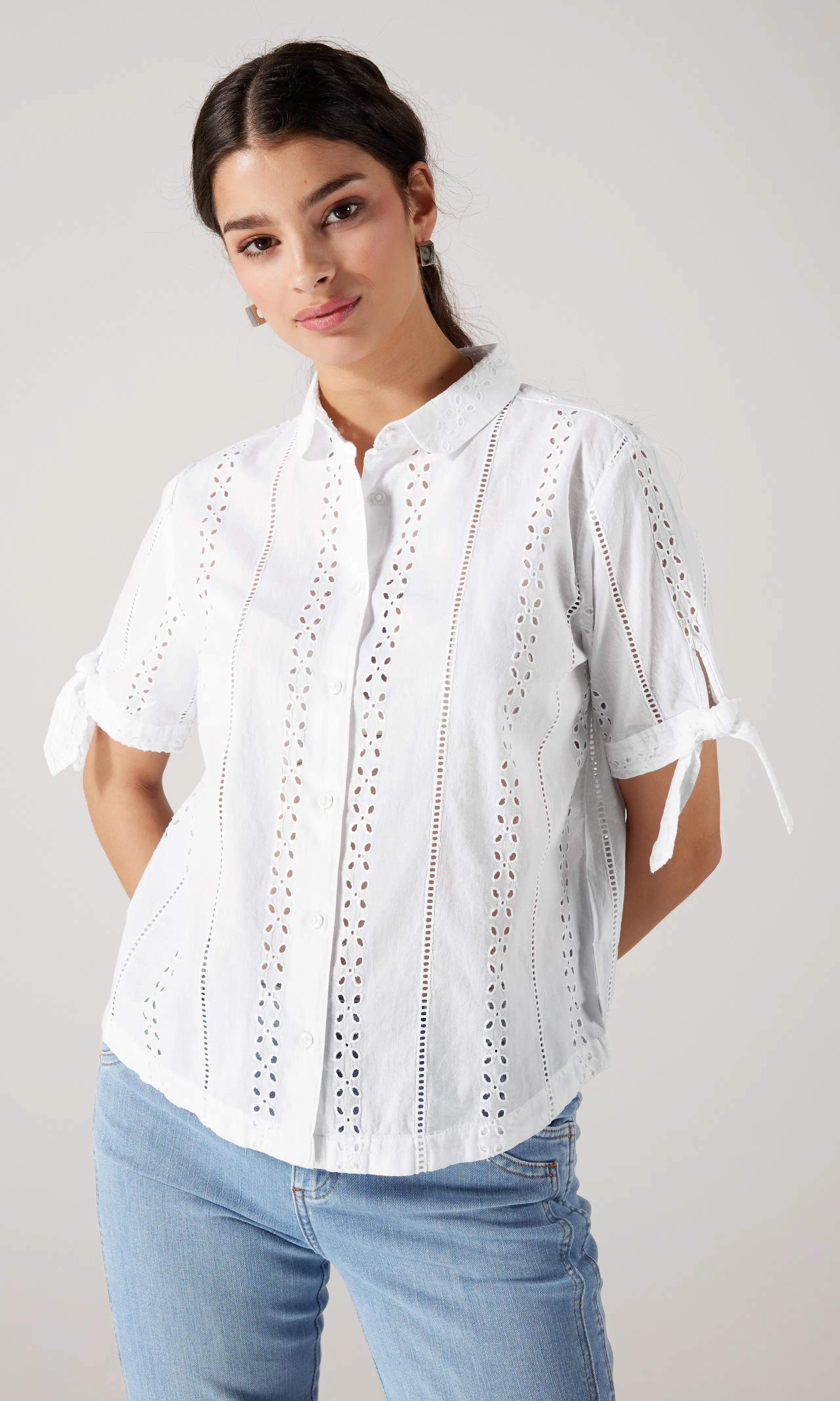 Camp Tie Sleeve Button Up Vit Skjorta. Front. Model.