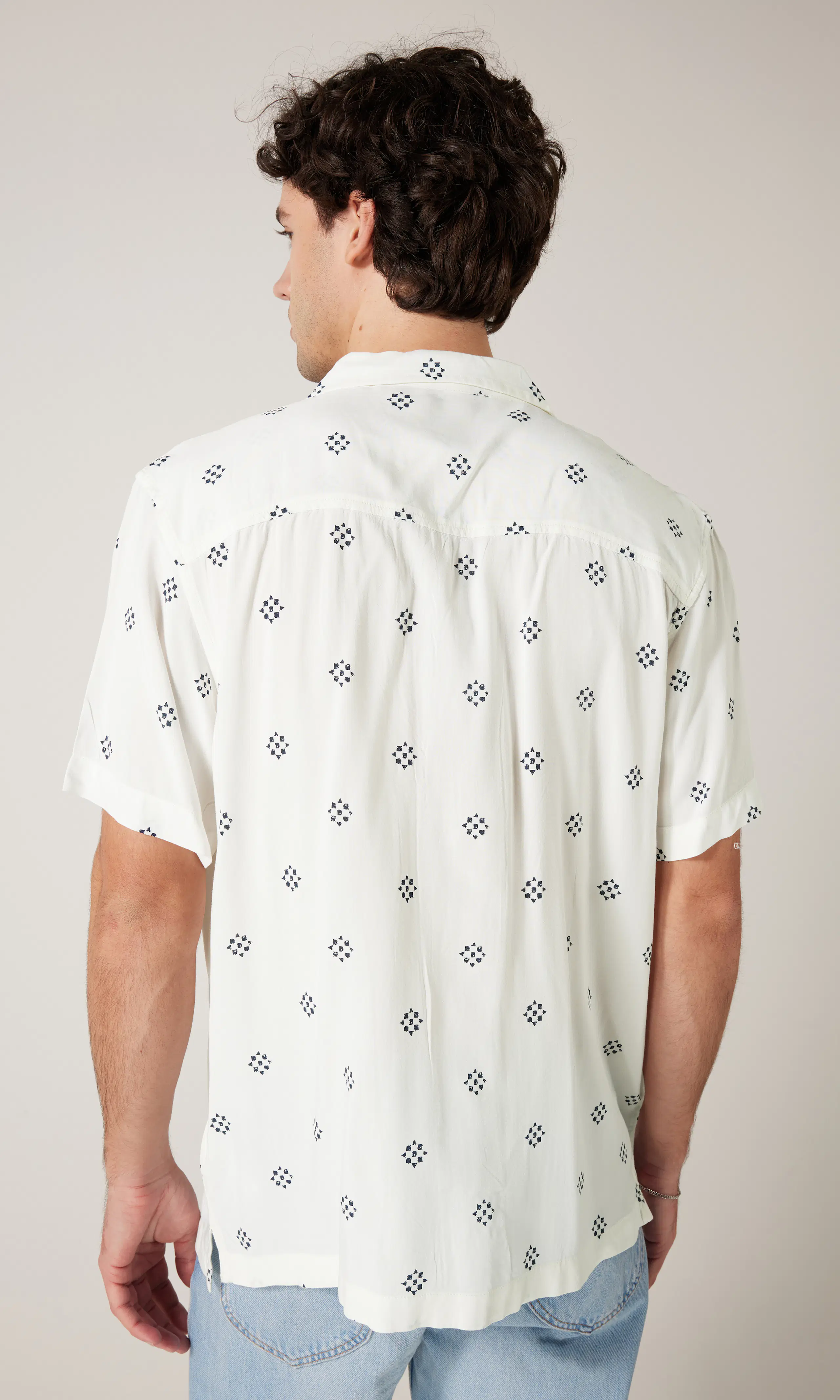 Resort Off White Skjorte. Back. Model.