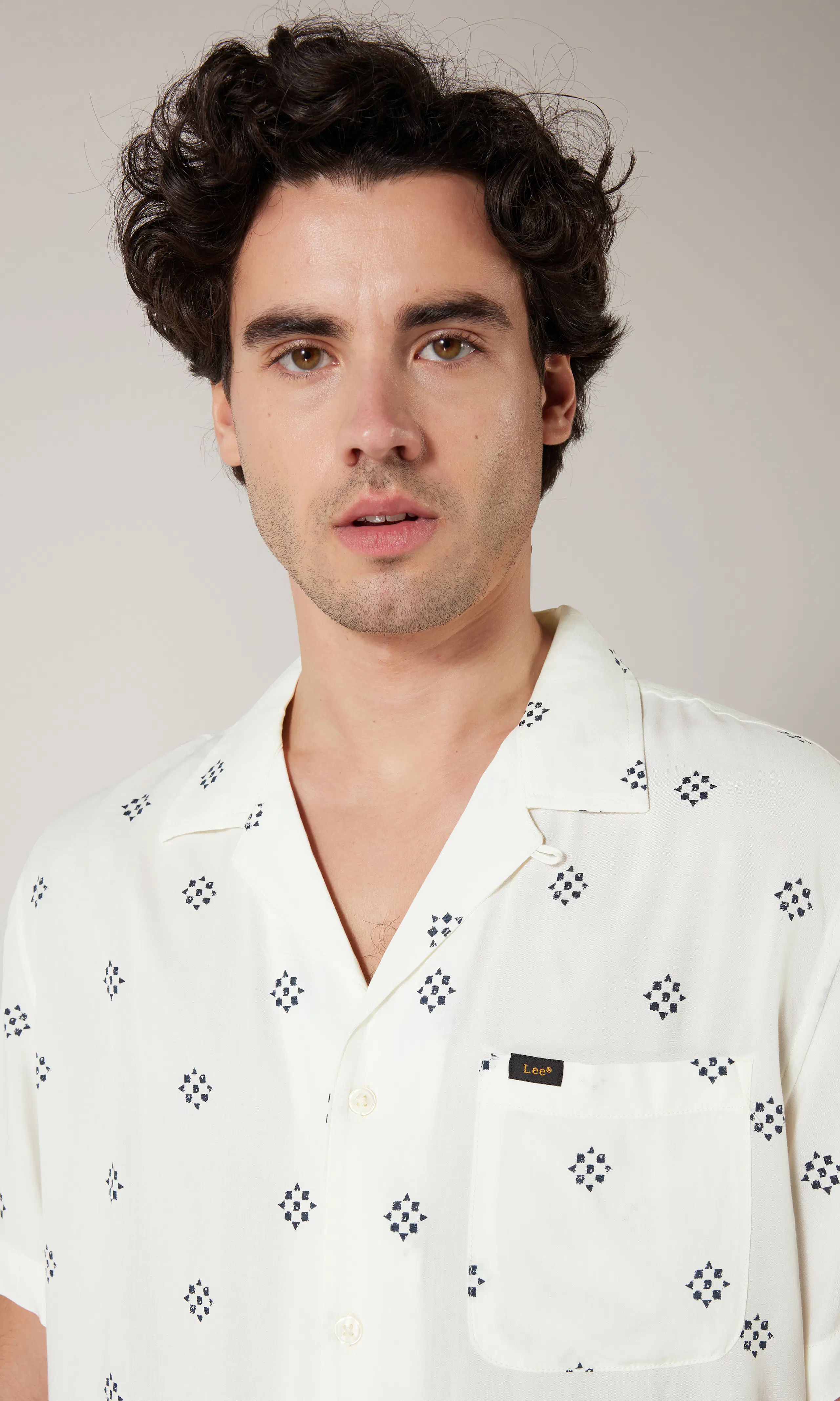 Resort Off White Skjorte. Detail 1. Model.