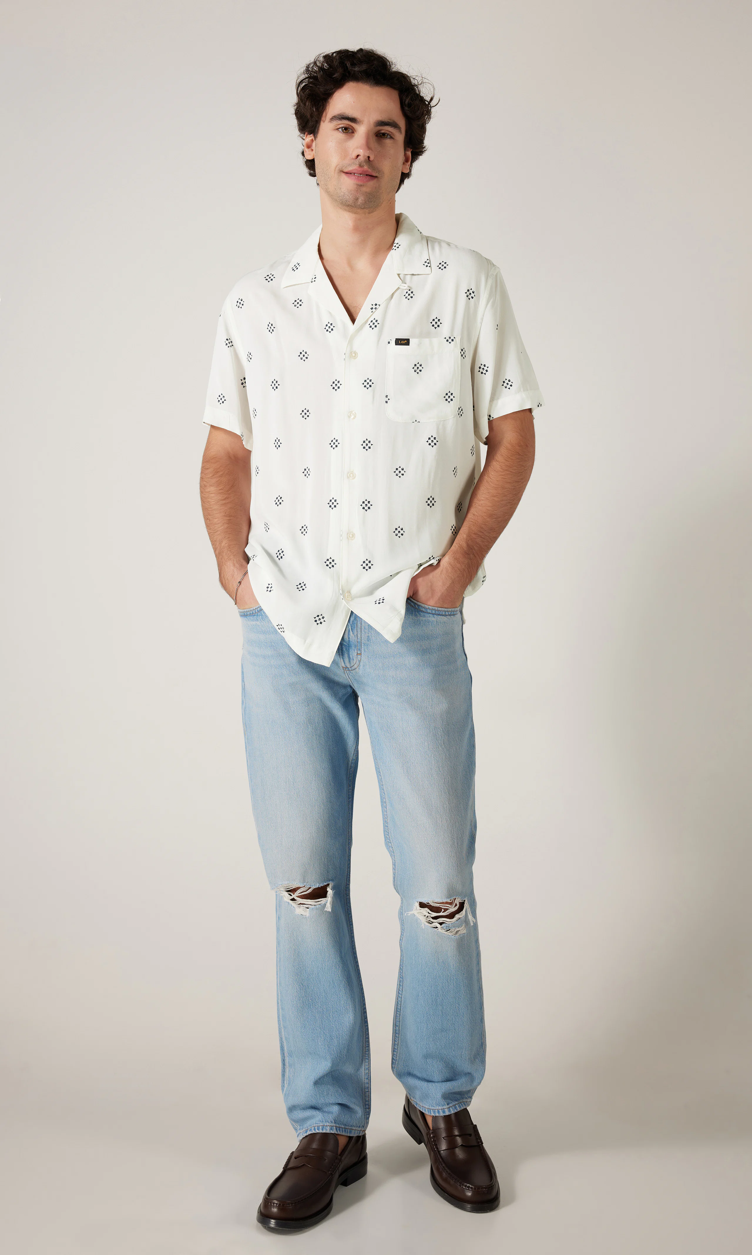 Resort Off White Skjorte. Front 1. Model.