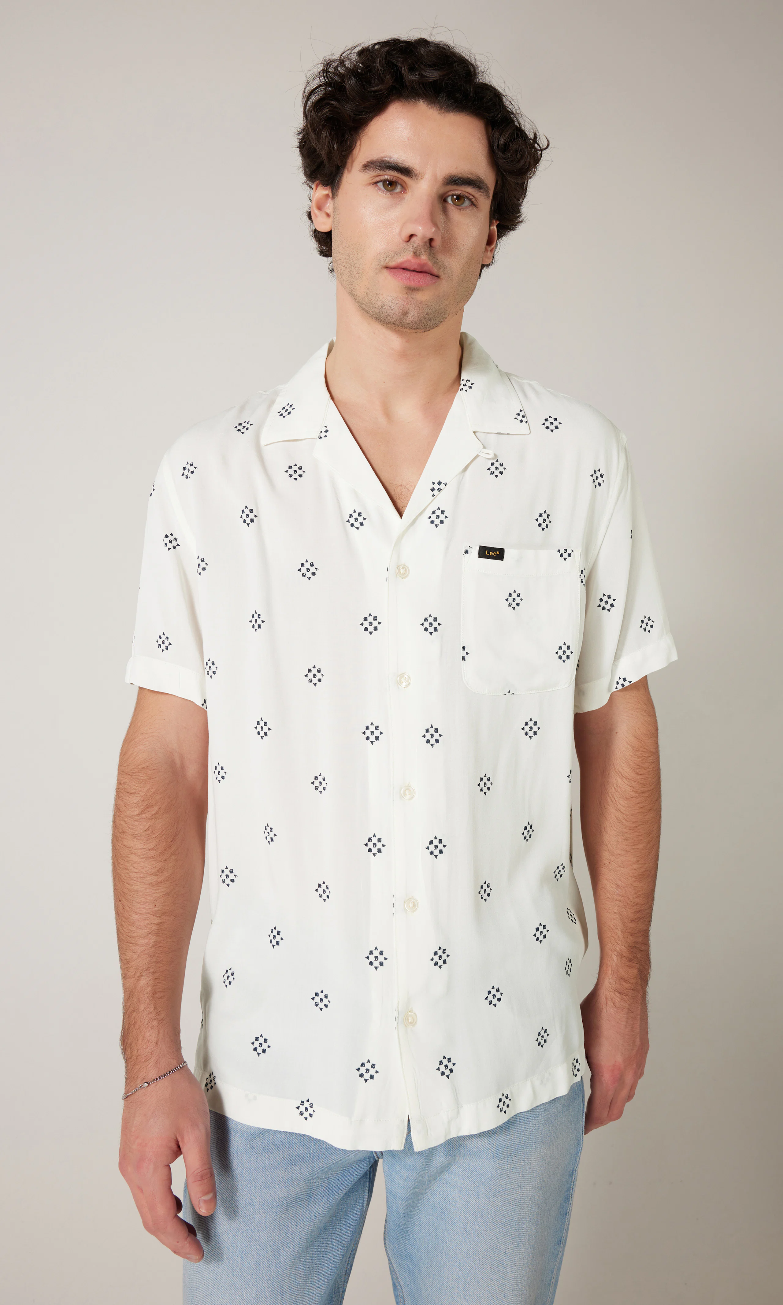 Resort Off White Skjorte. Front. Model.