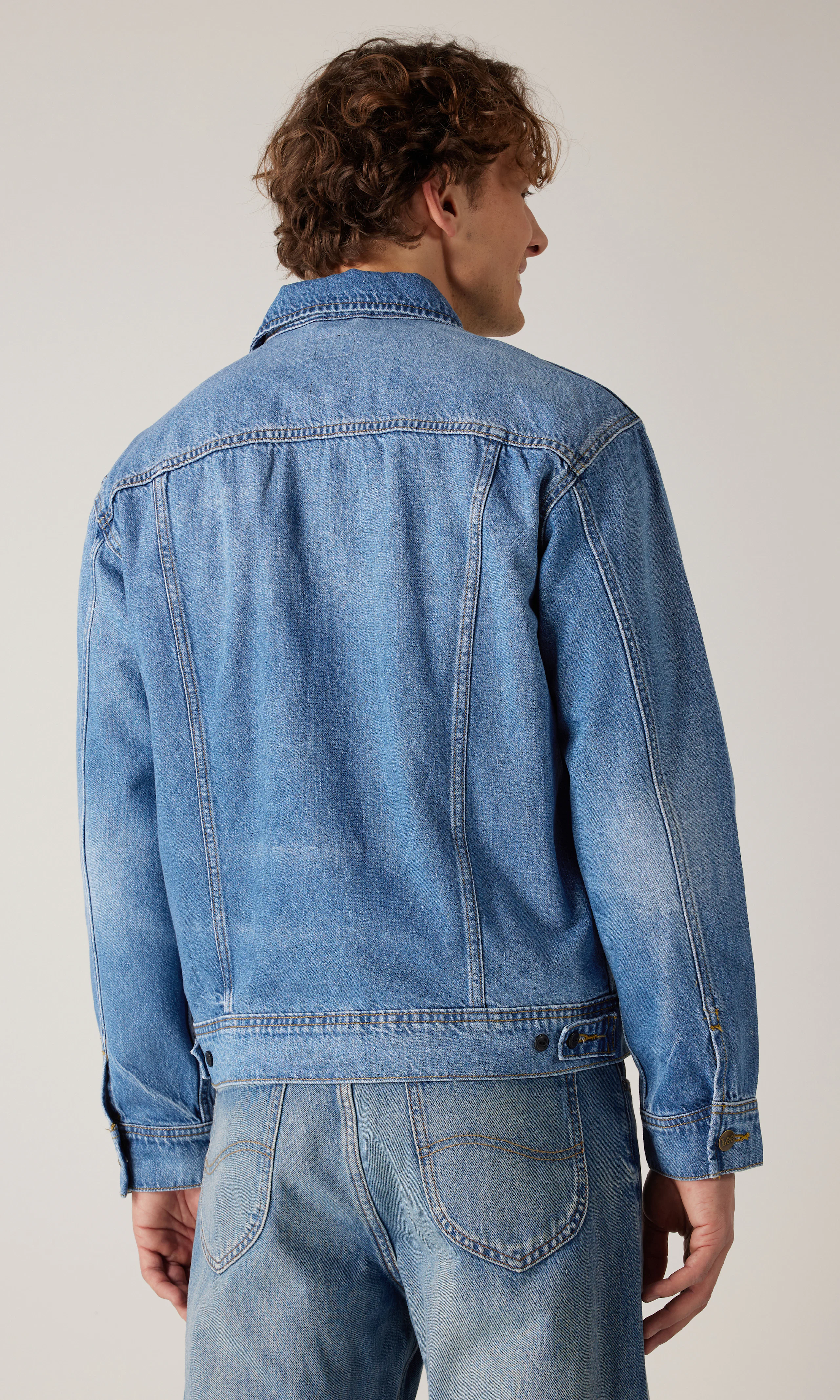 Relaxed Rider Medium Blå Denim Jacka. Back. Model.