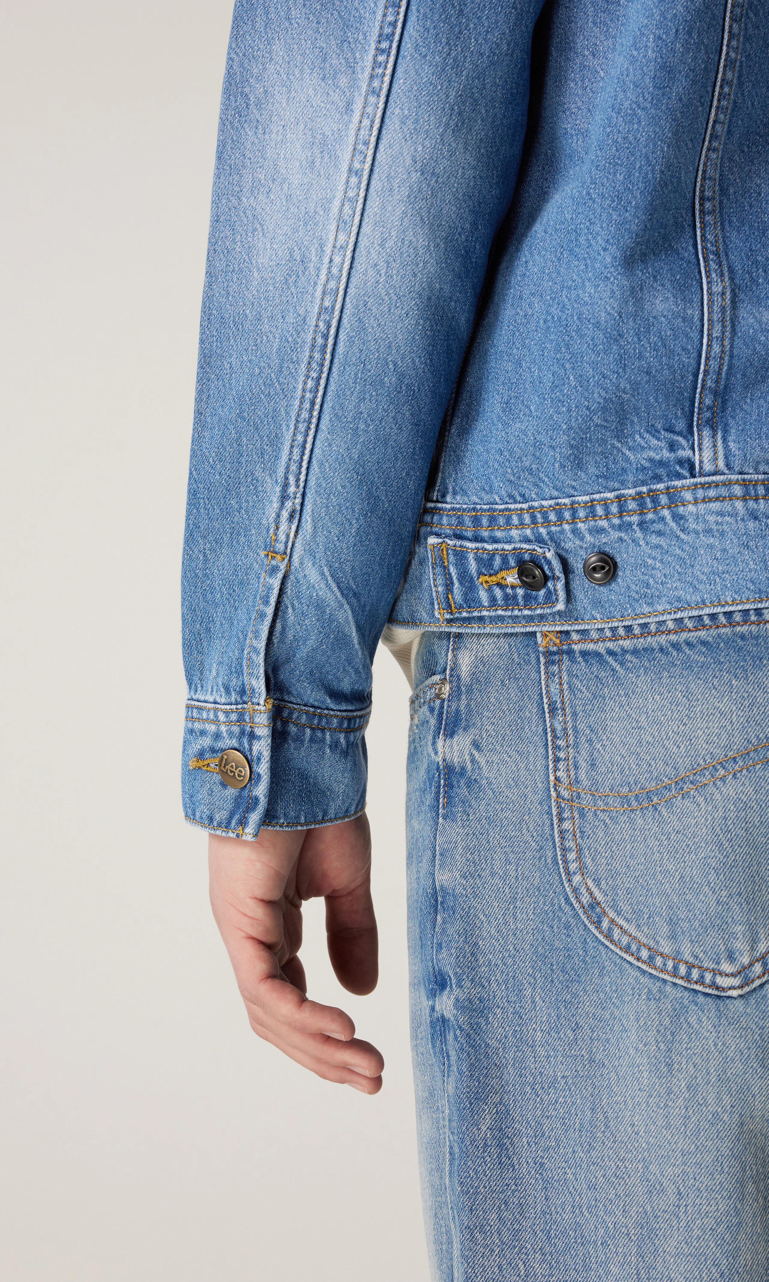 Relaxed Rider Medium Blå Denim Jacka. Detail 4. Model.