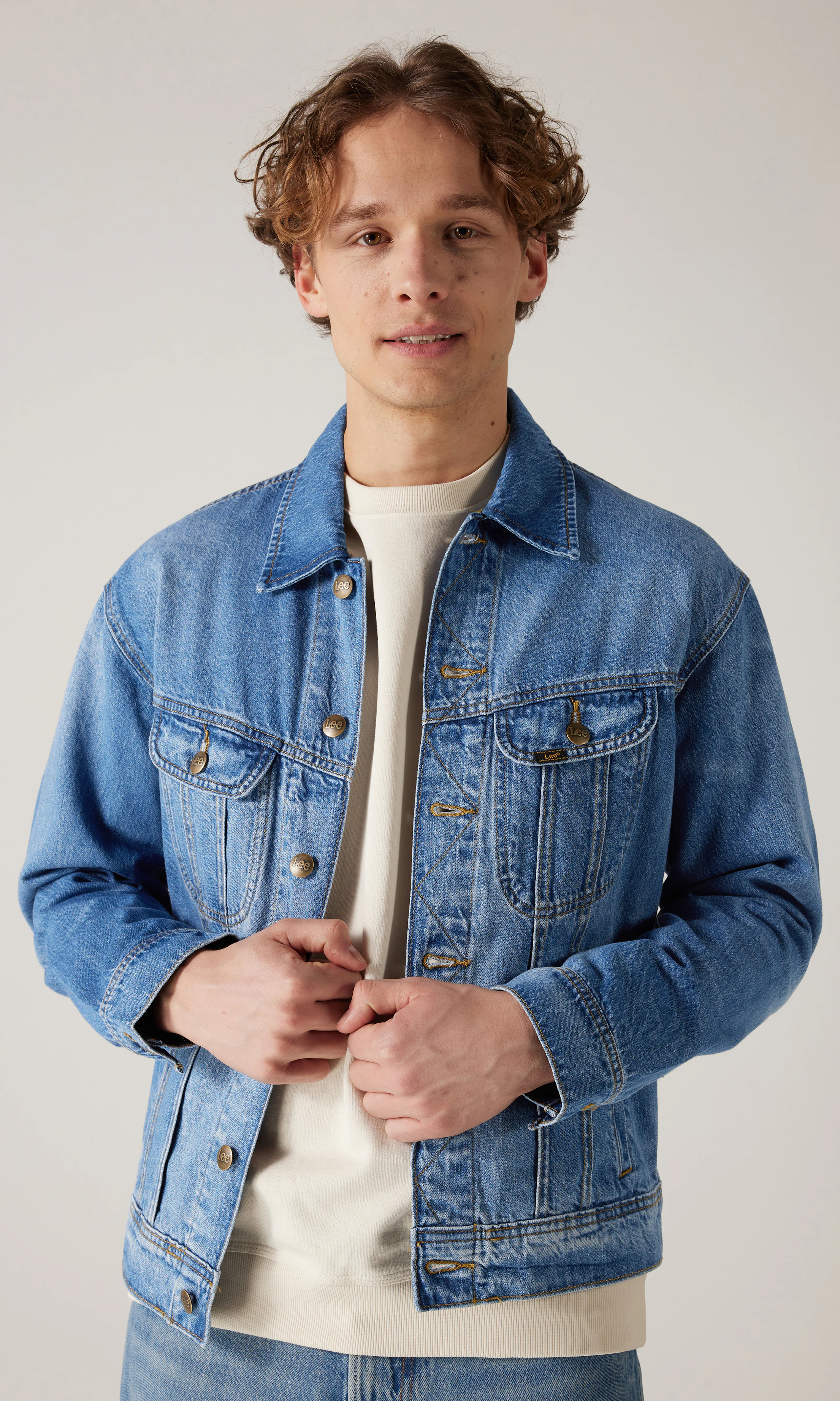 Relaxed Rider Medium Blå Denim Jacka. Front. Model.