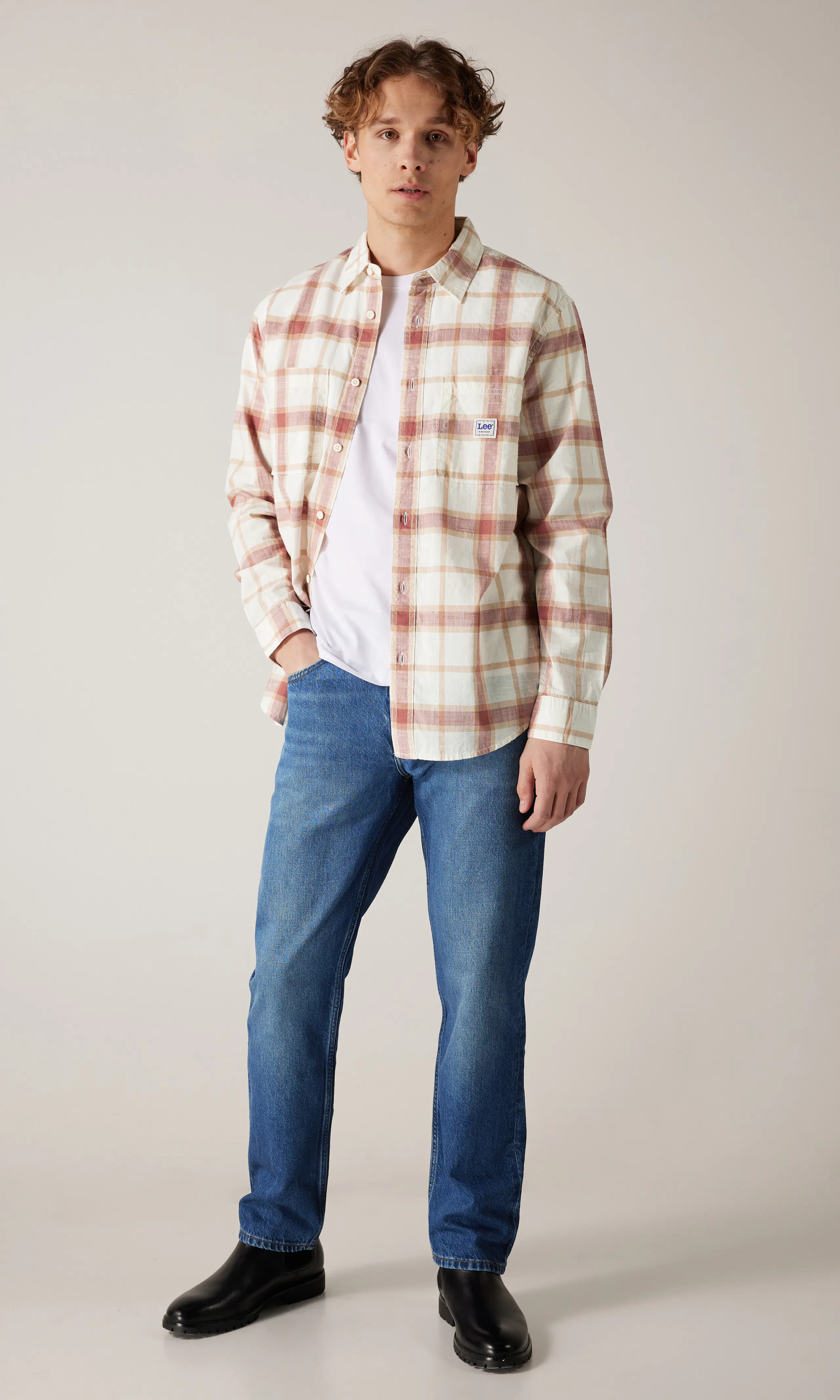 West Mörkblå Jeans. Front 1. Model.