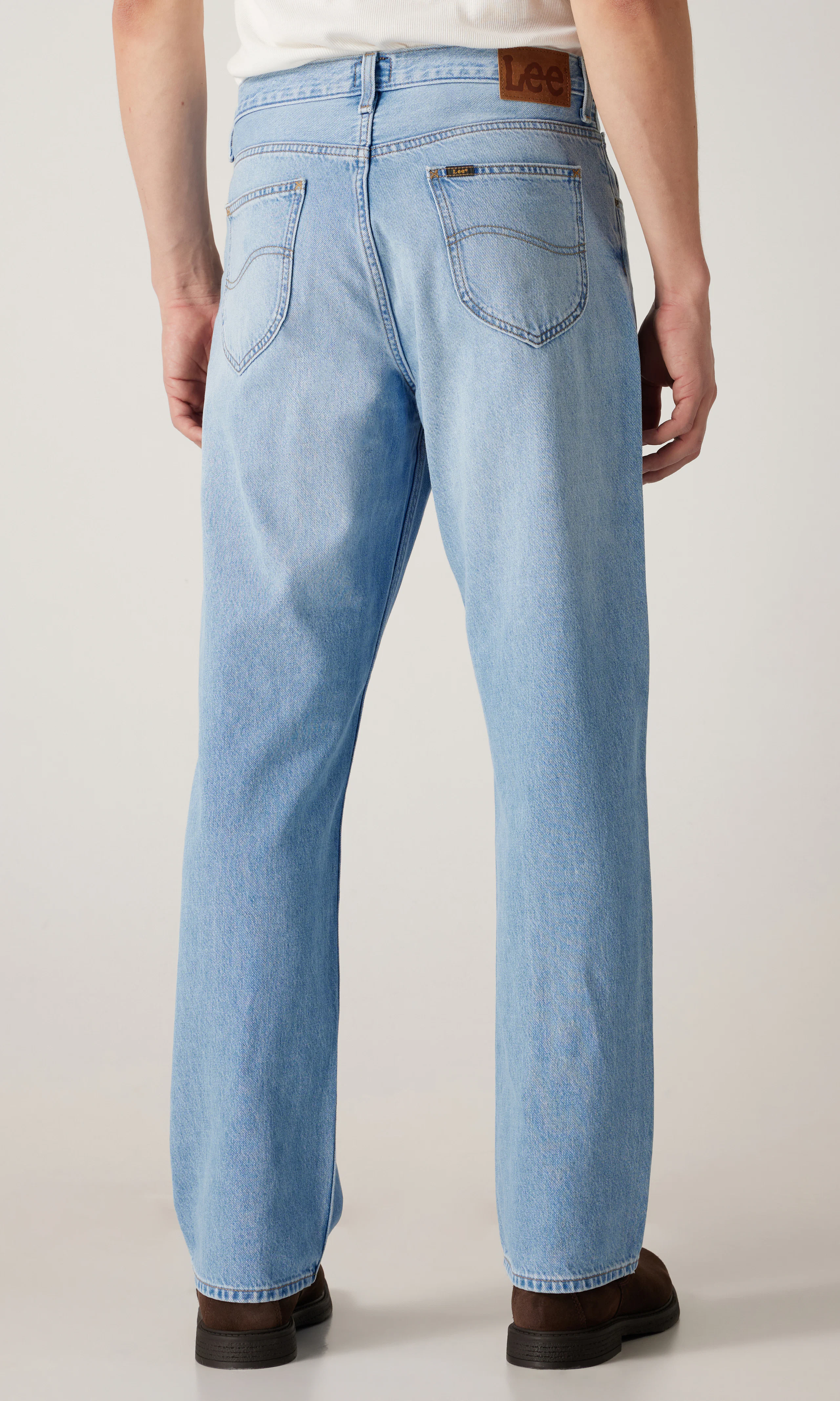 Asher Lys Blå Jeans. Back. Model.