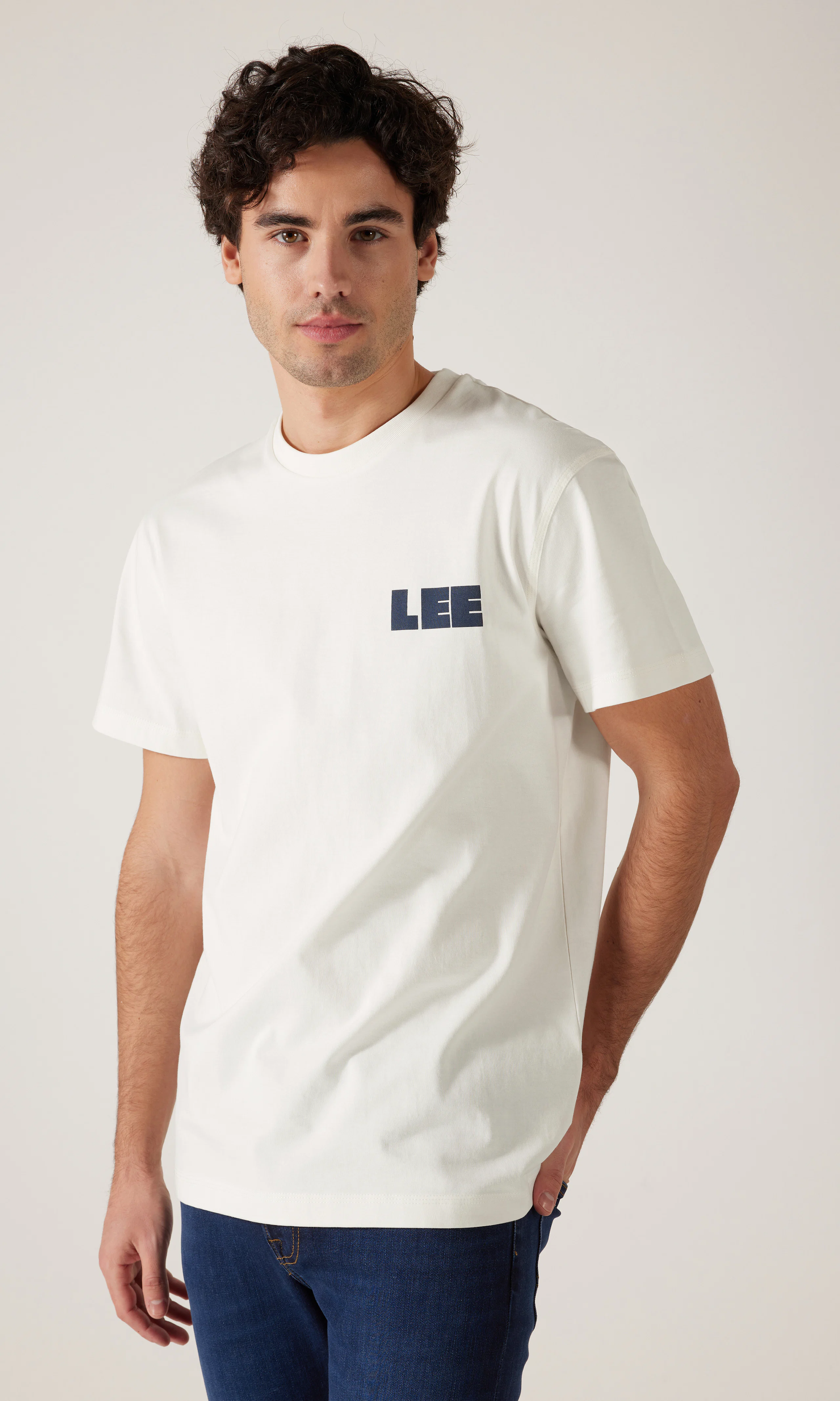Graphic Tee Off White T-Skjorte. Front. Model.