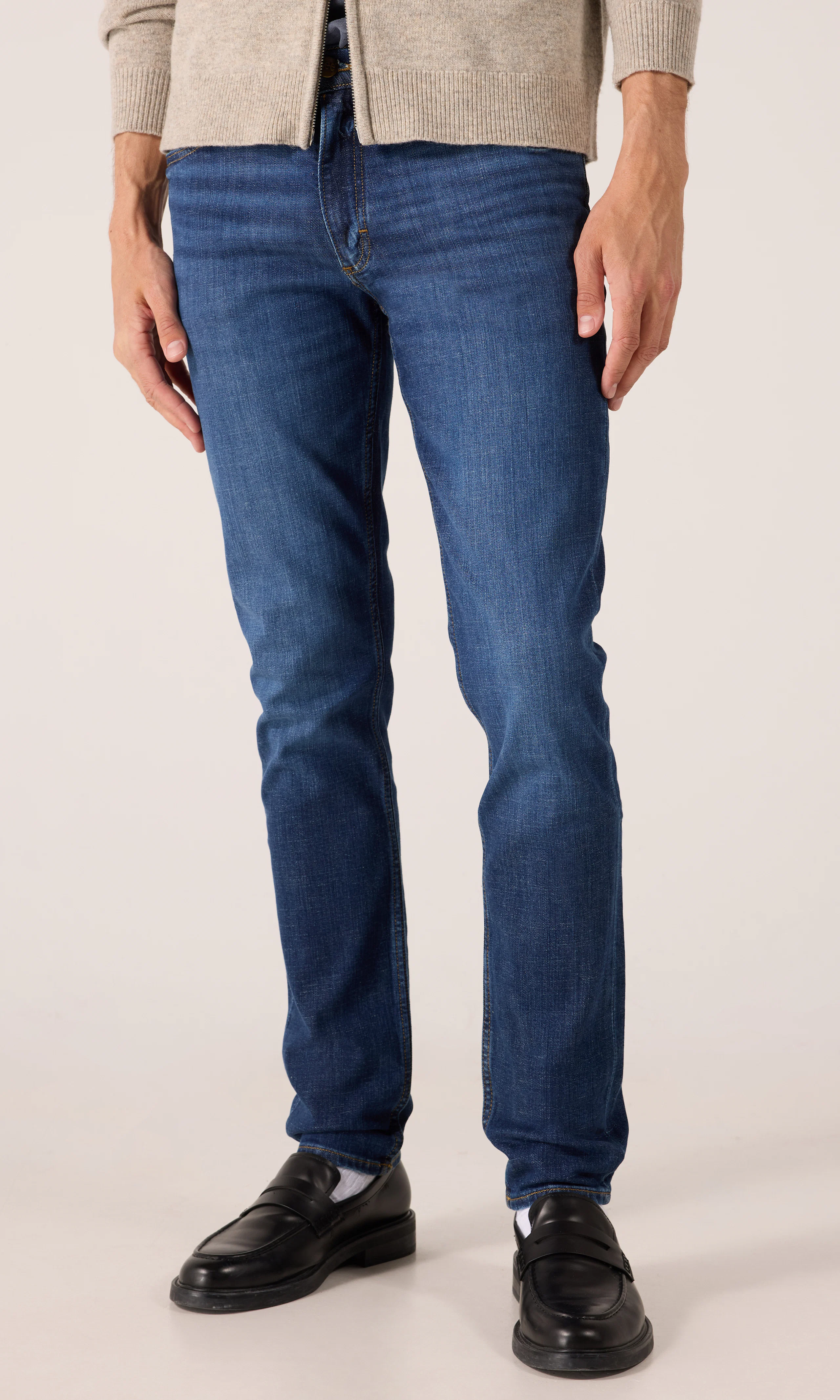 Luke Mörkblå Jeans. Front. Model.