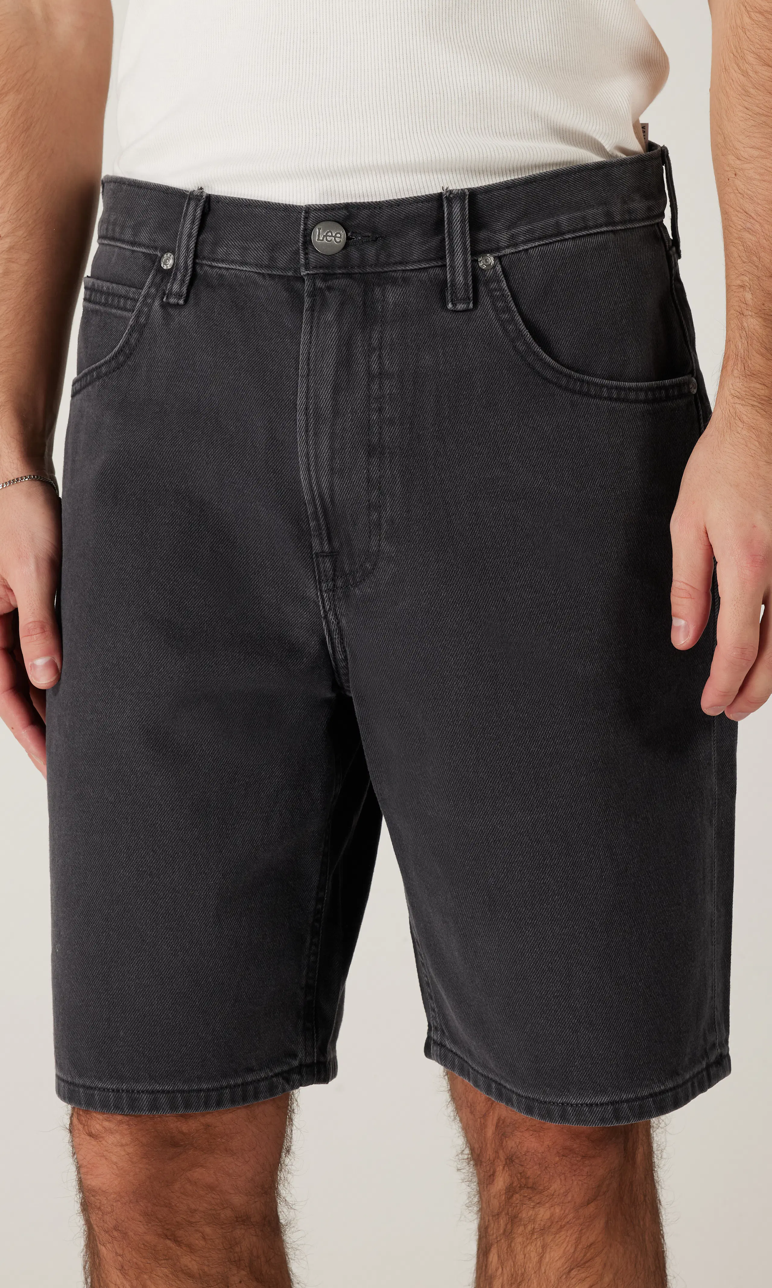 Asher Mustat Farkkushortsit. Front. Model.
