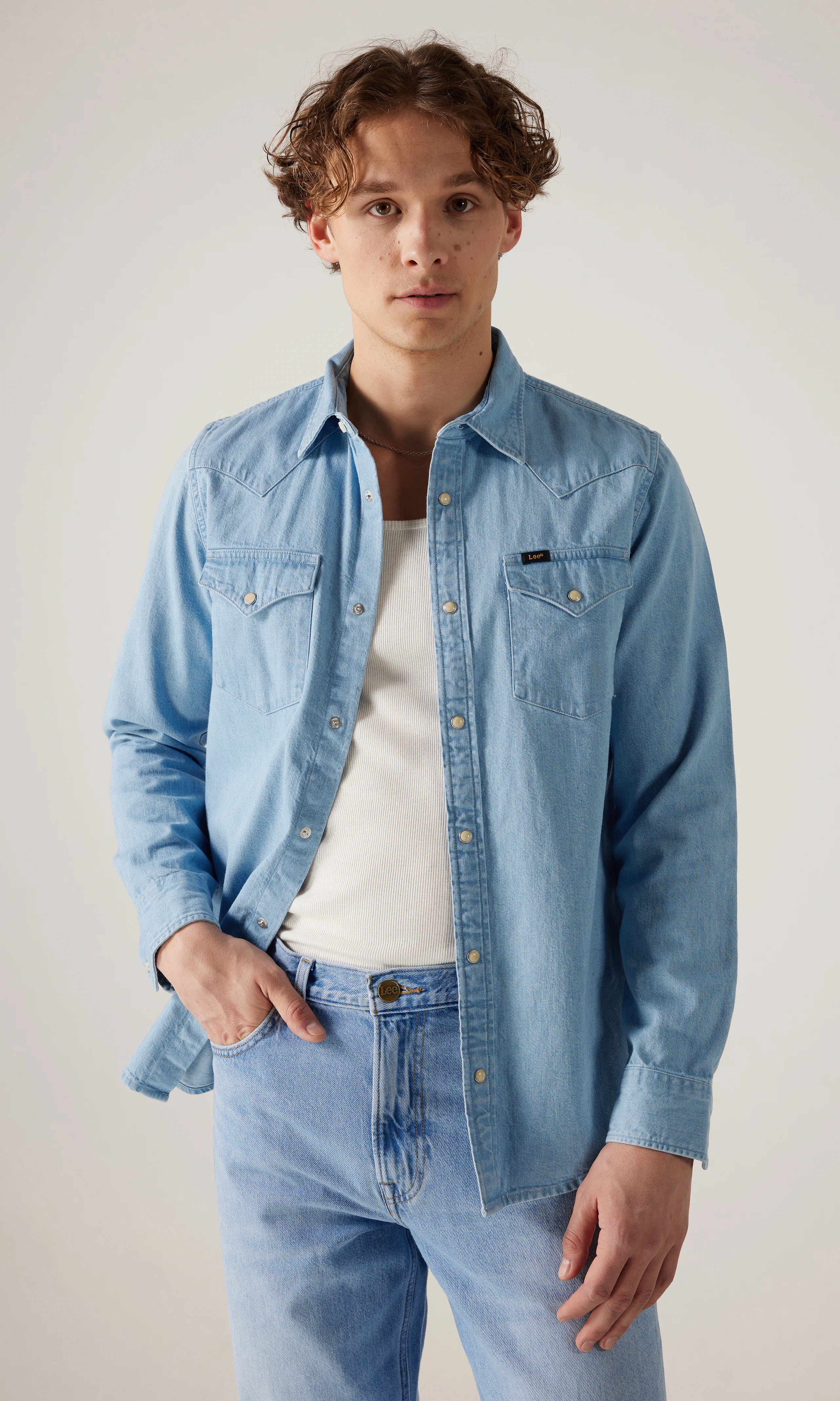Regular Western Denim Skjorta. Front. Model.