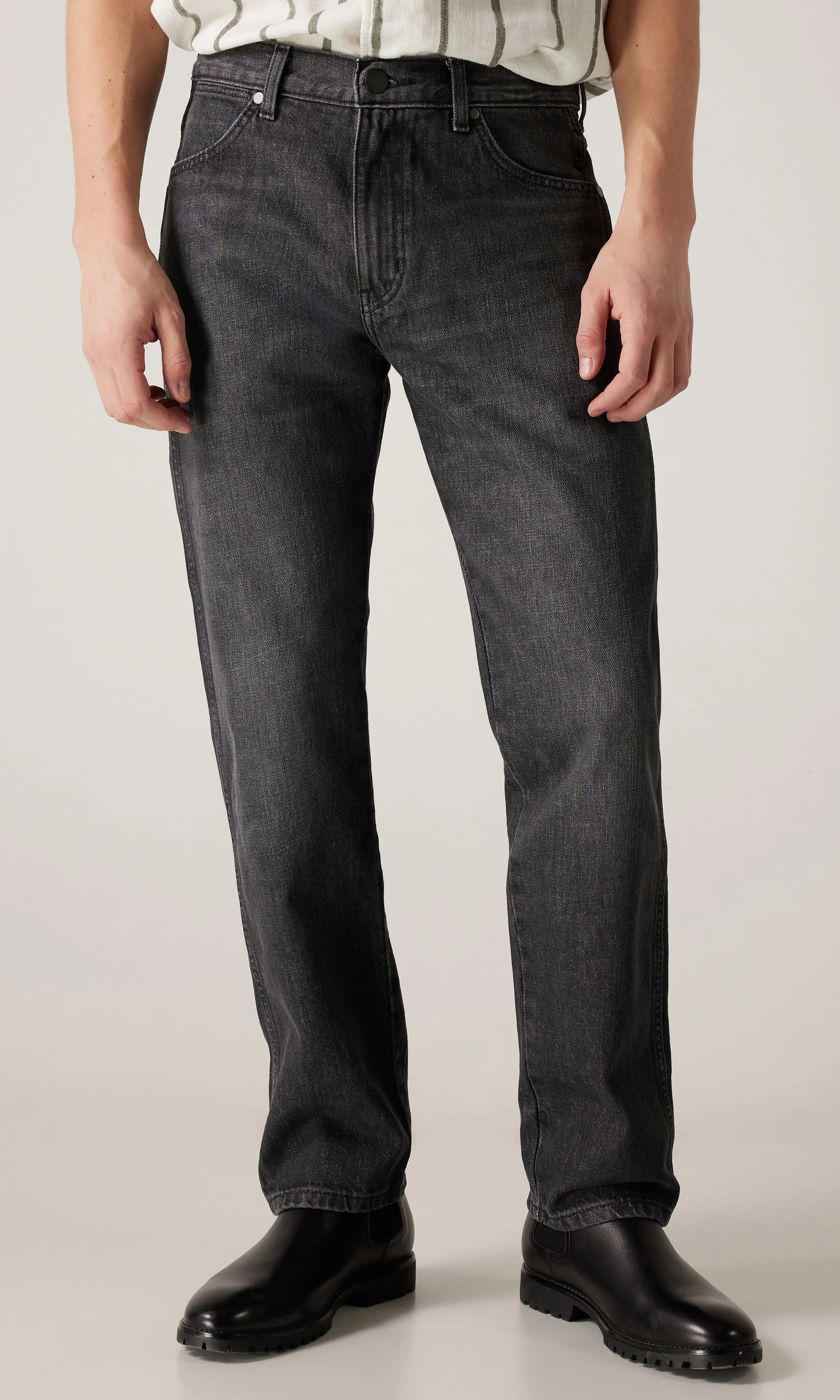 Frontier Straight Svart Jeans. Front. Model.