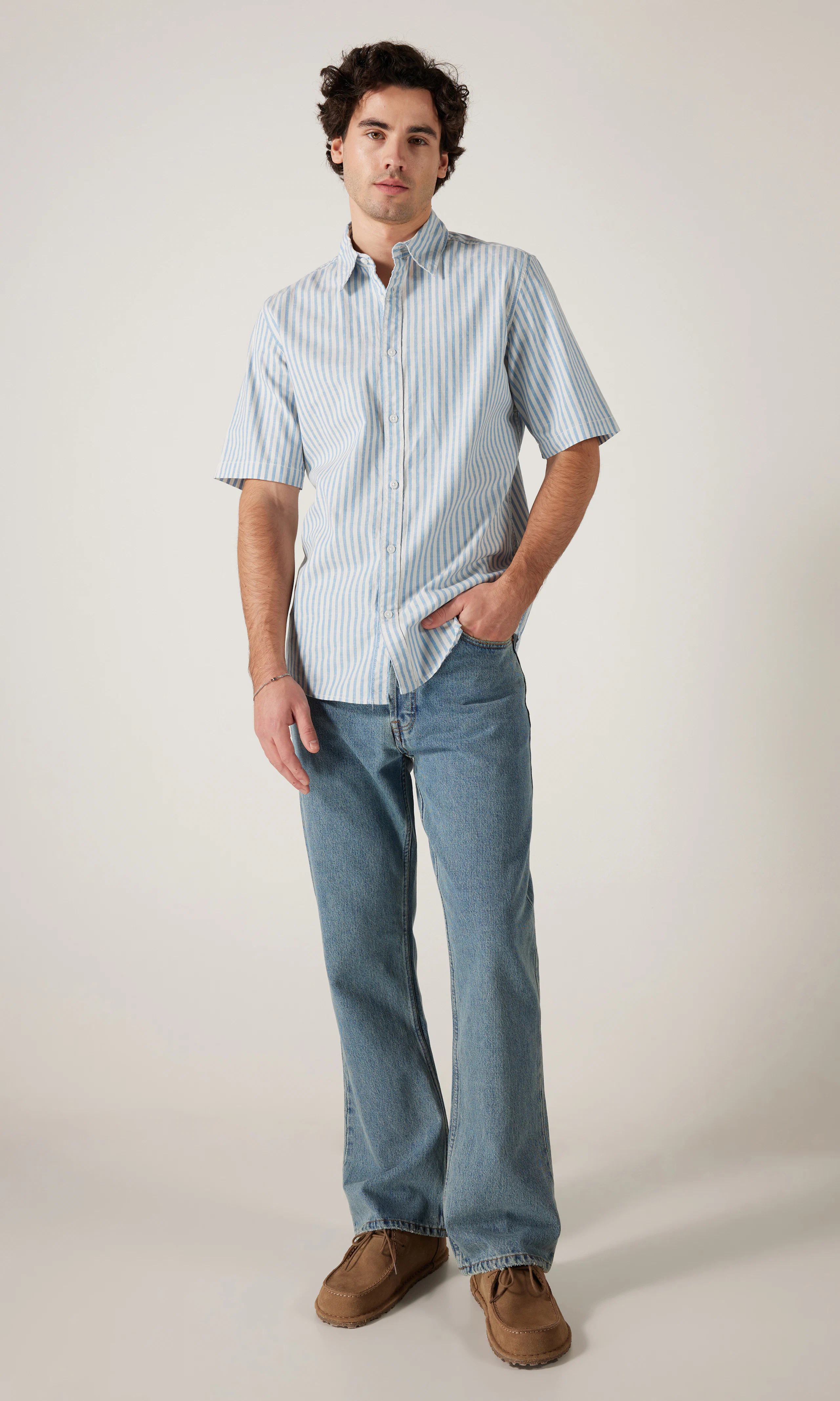 Shirt Ljusblå Randig Skjorta. Front 1. Model.