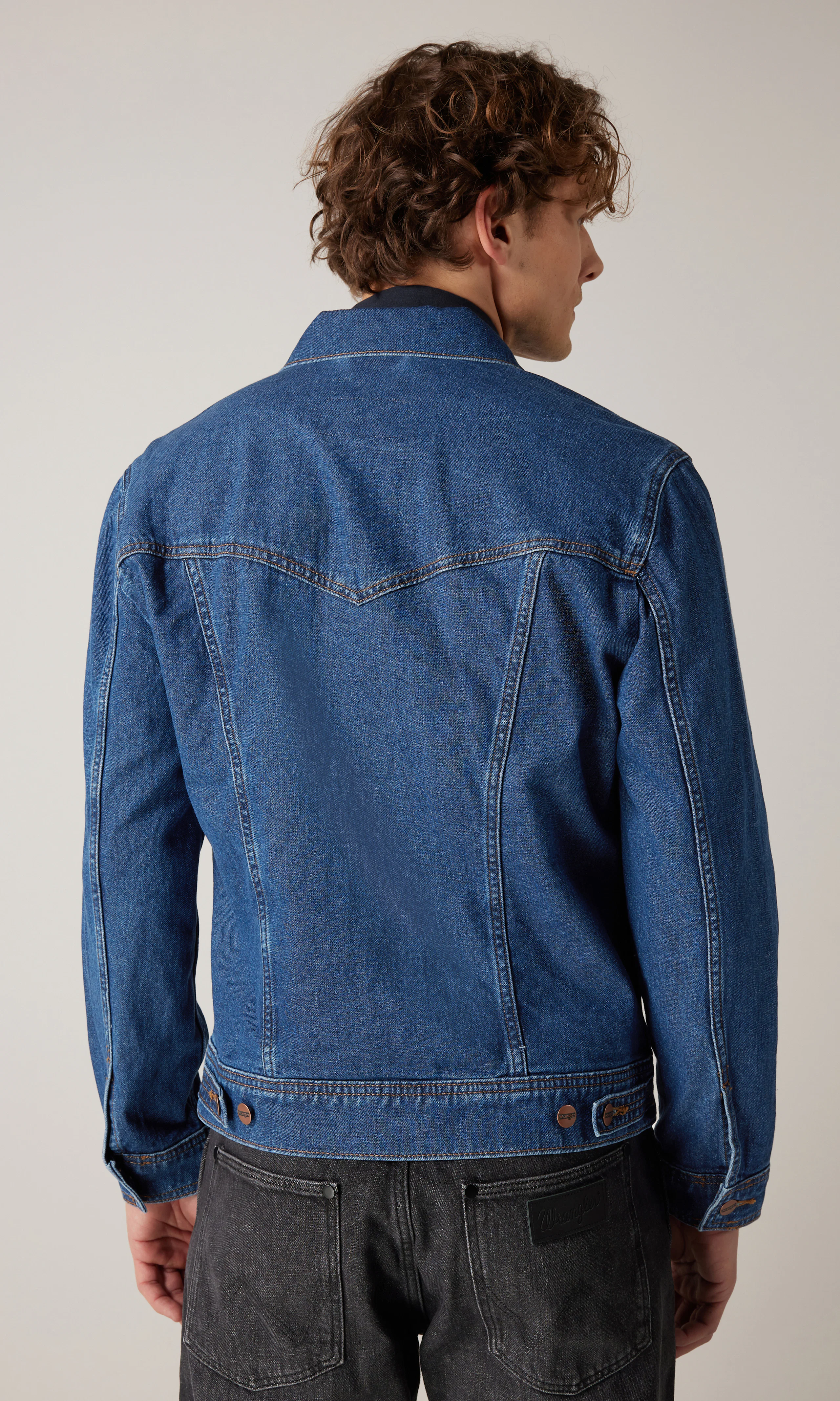 Classic Medium Blå Denim Jakke. Back. Model.
