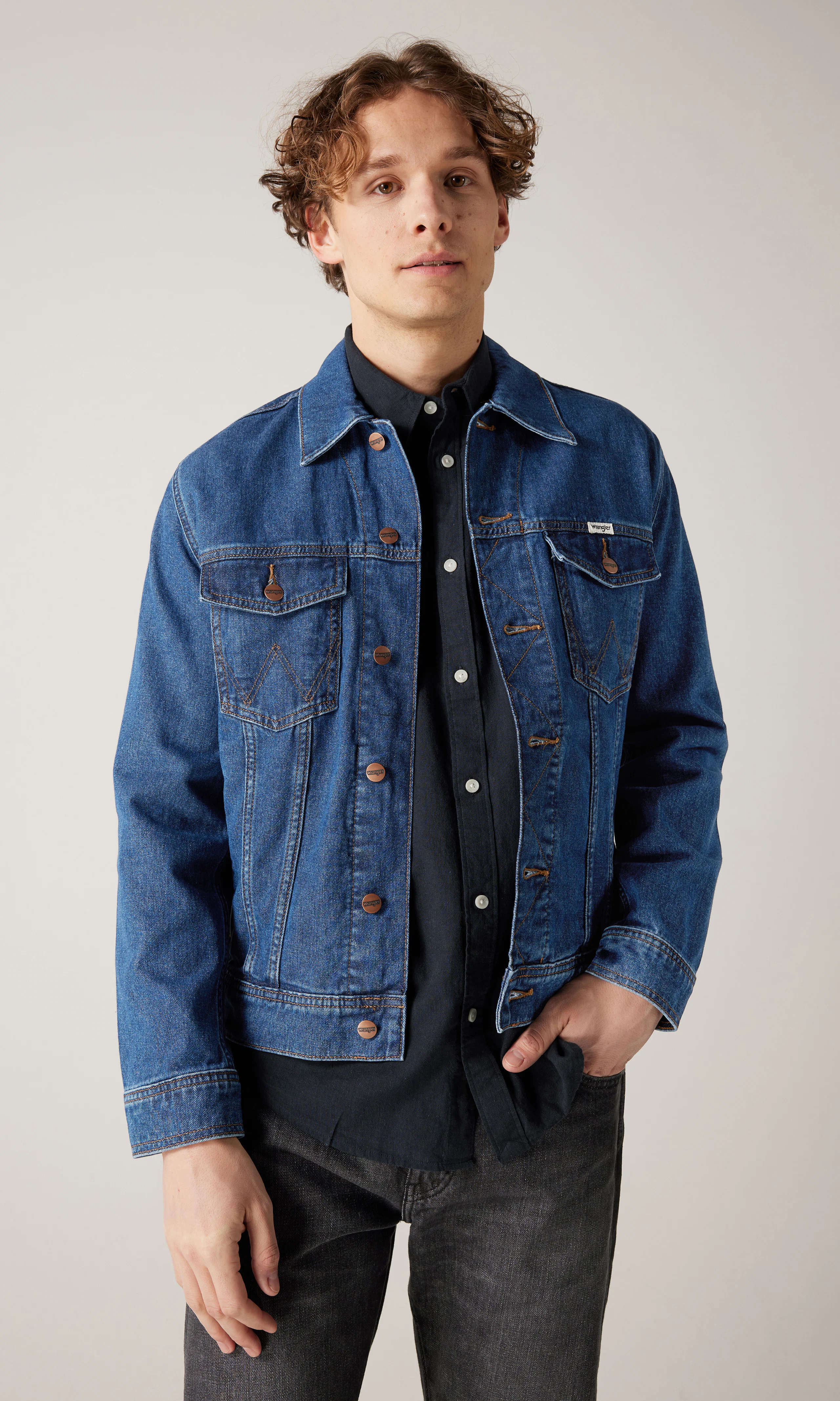 Classic Medium Blå Denim Jakke. Front. Model.