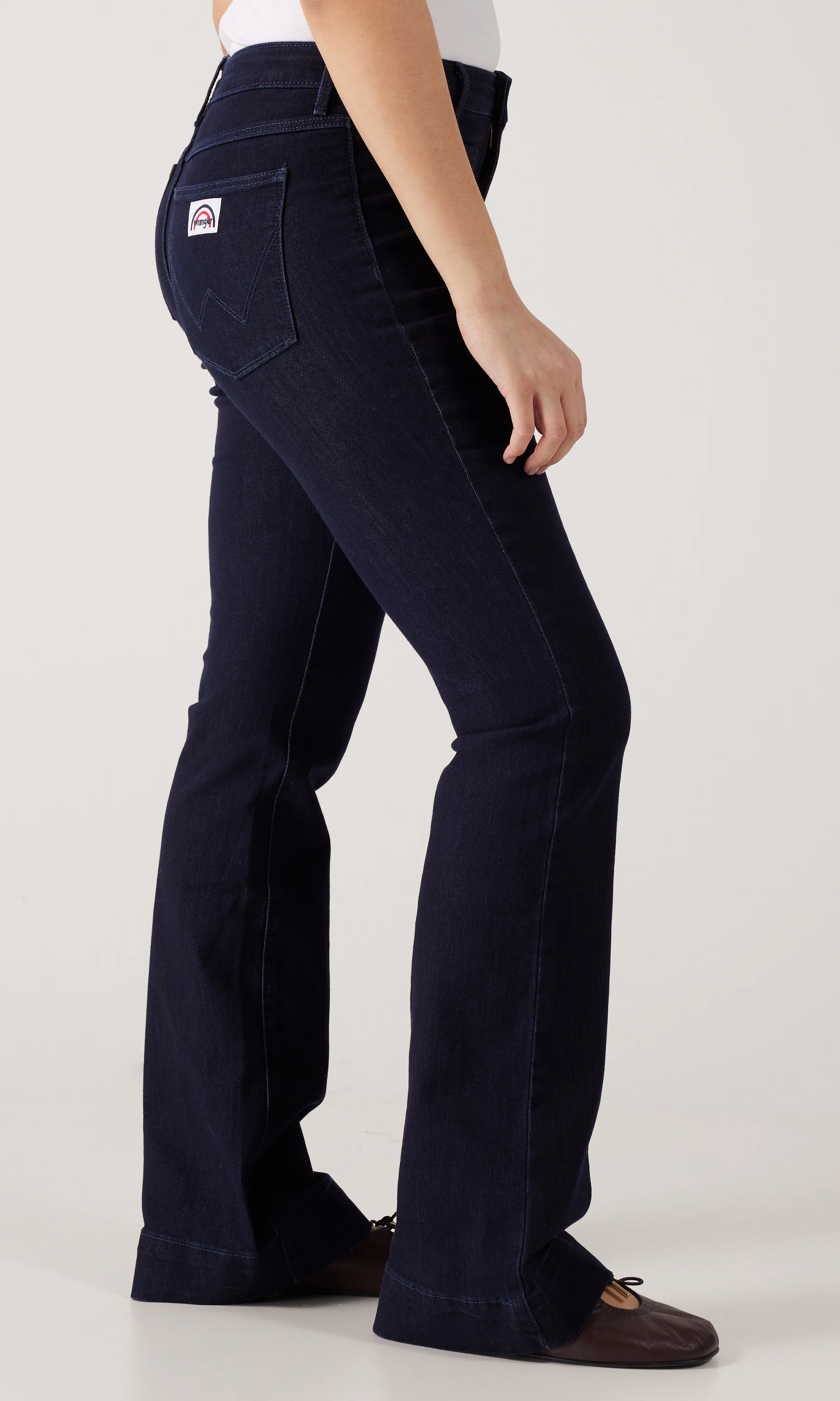 Flare Mörkblå Jeans. Front 2. Model.