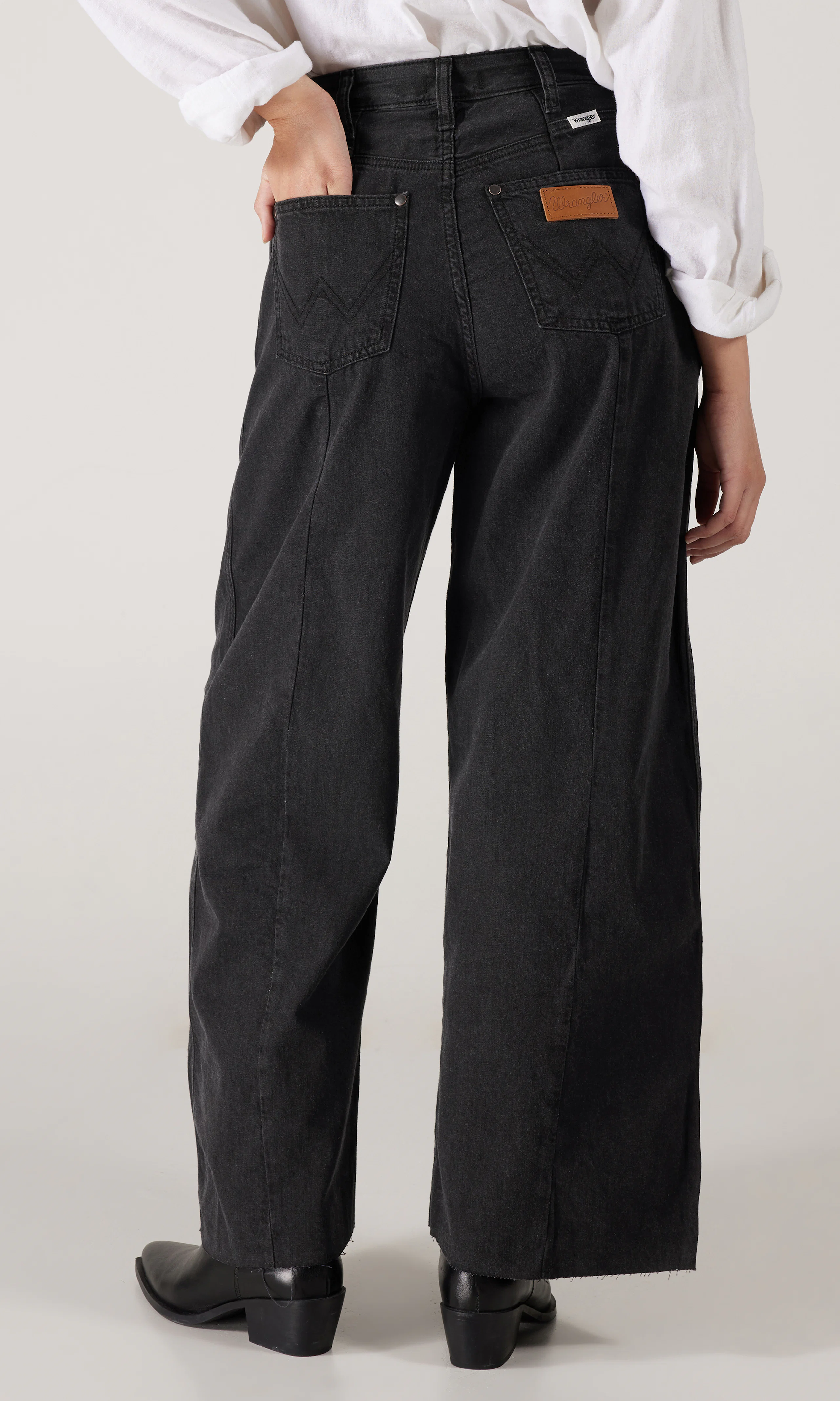 Cowboy Jean Svart Jeans. Back. Model.