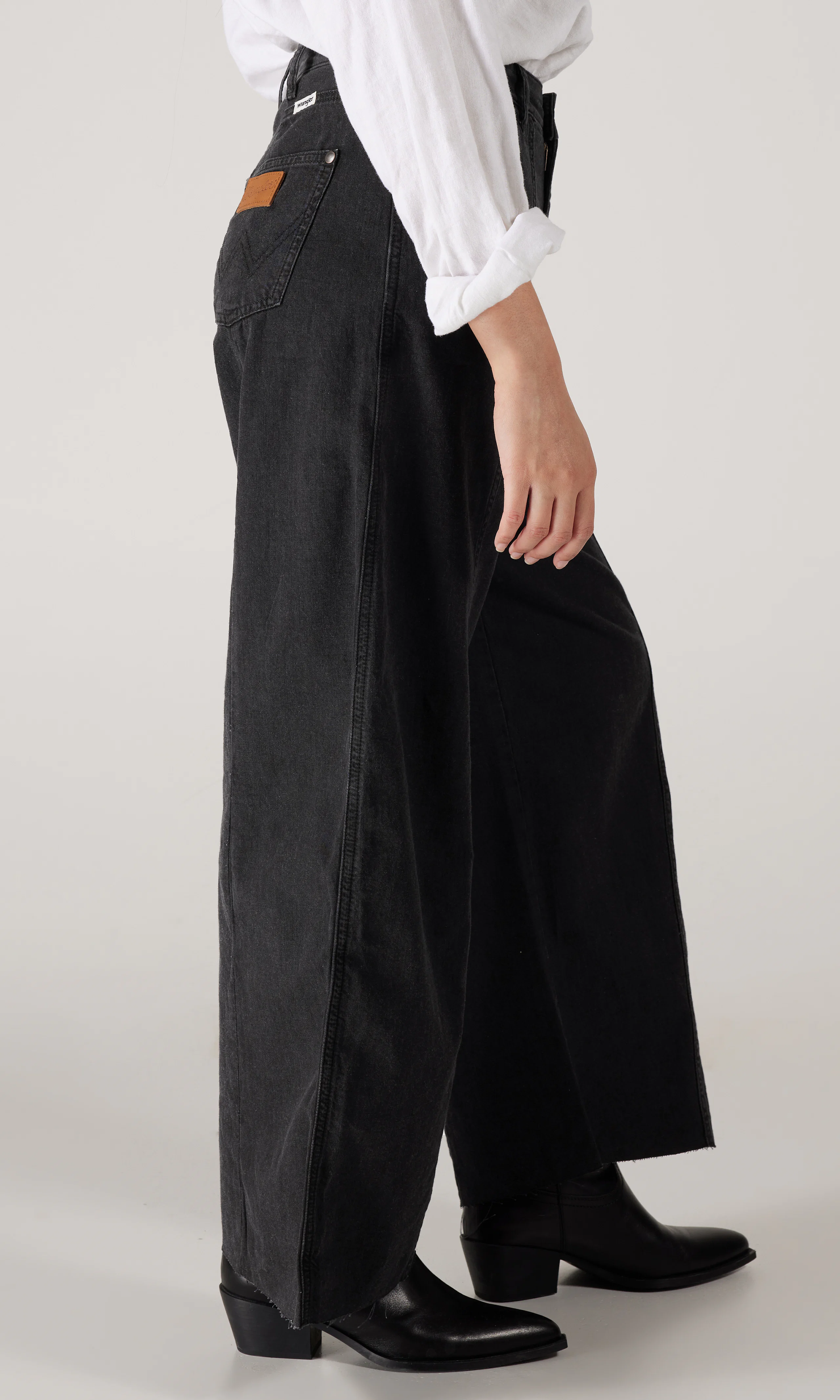 Cowboy Jean Svart Jeans. Front 2. Model.