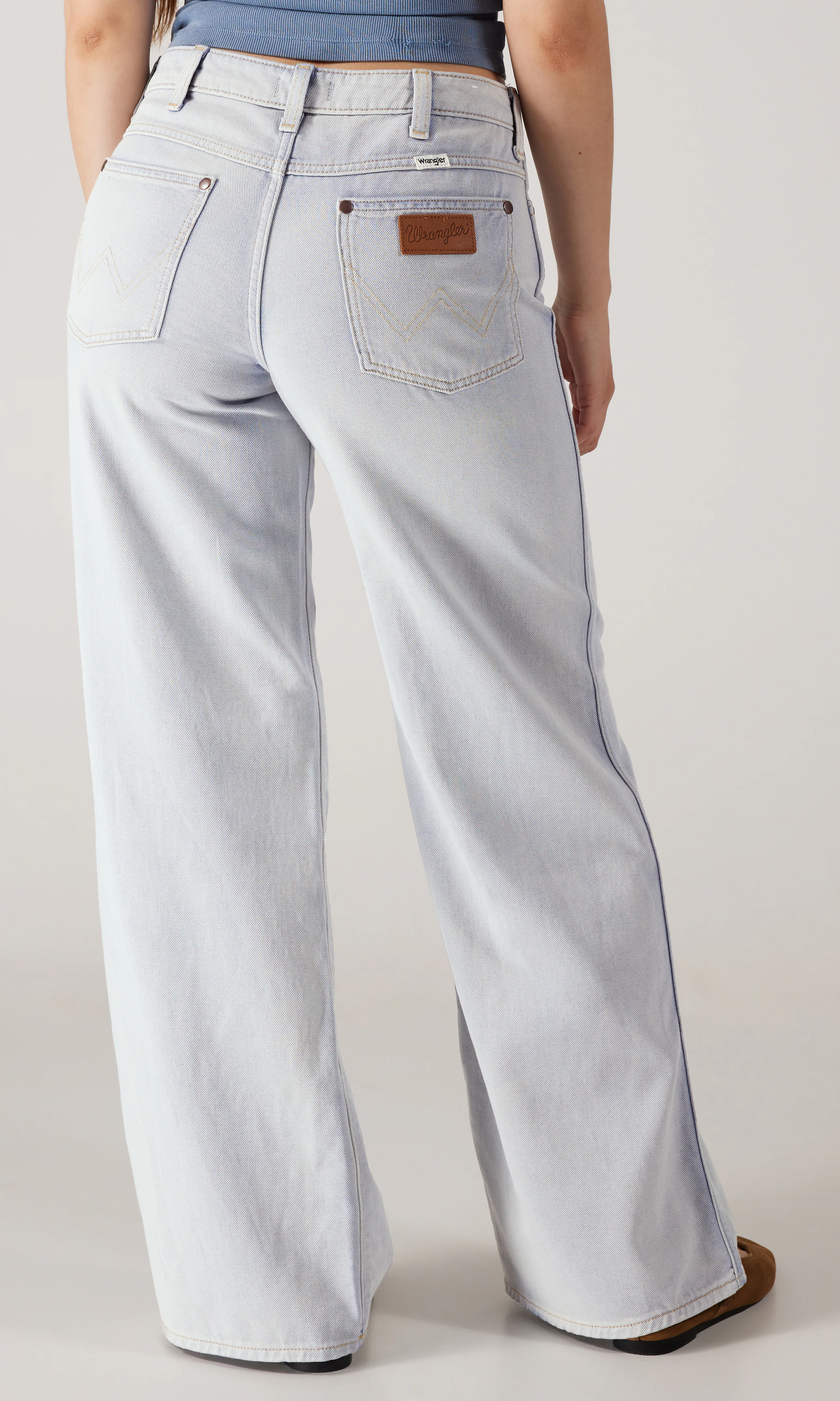 World Wide Lys Blå Jeans. Back. Model.