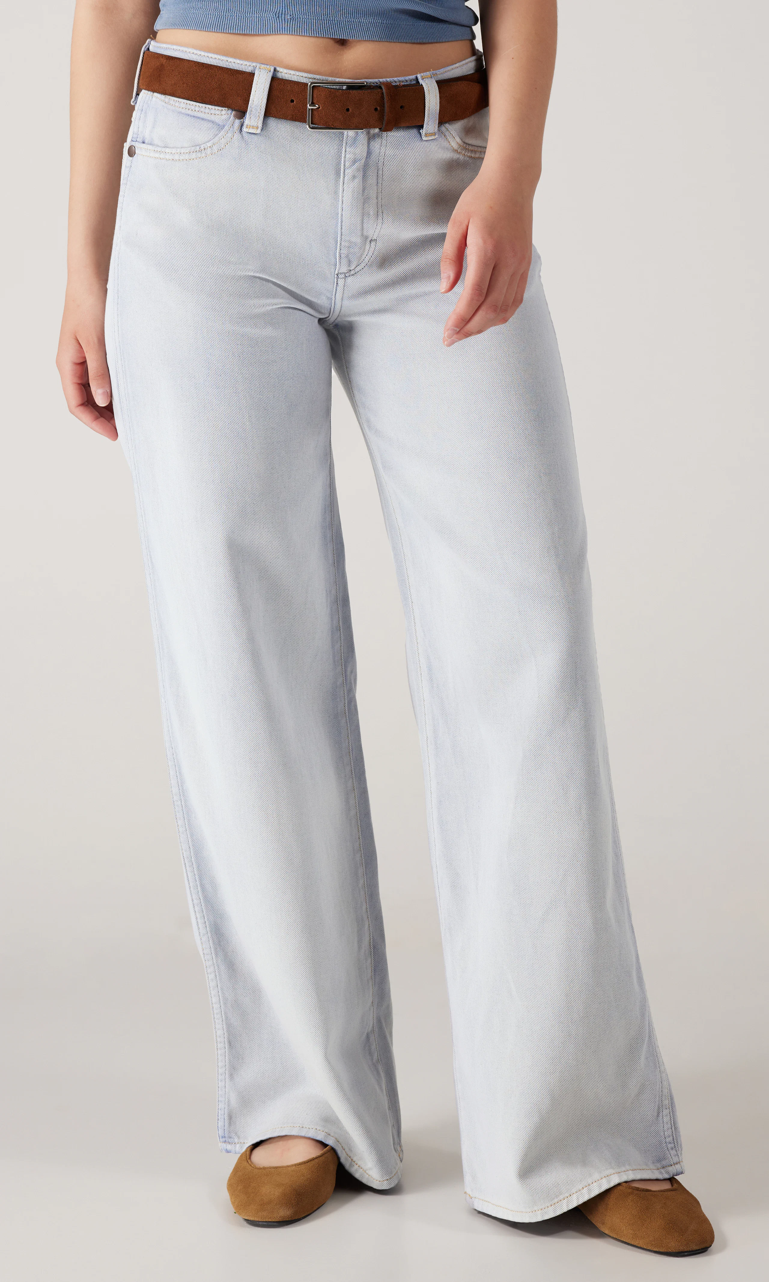 World Wide Lys Blå Jeans. Front. Model.