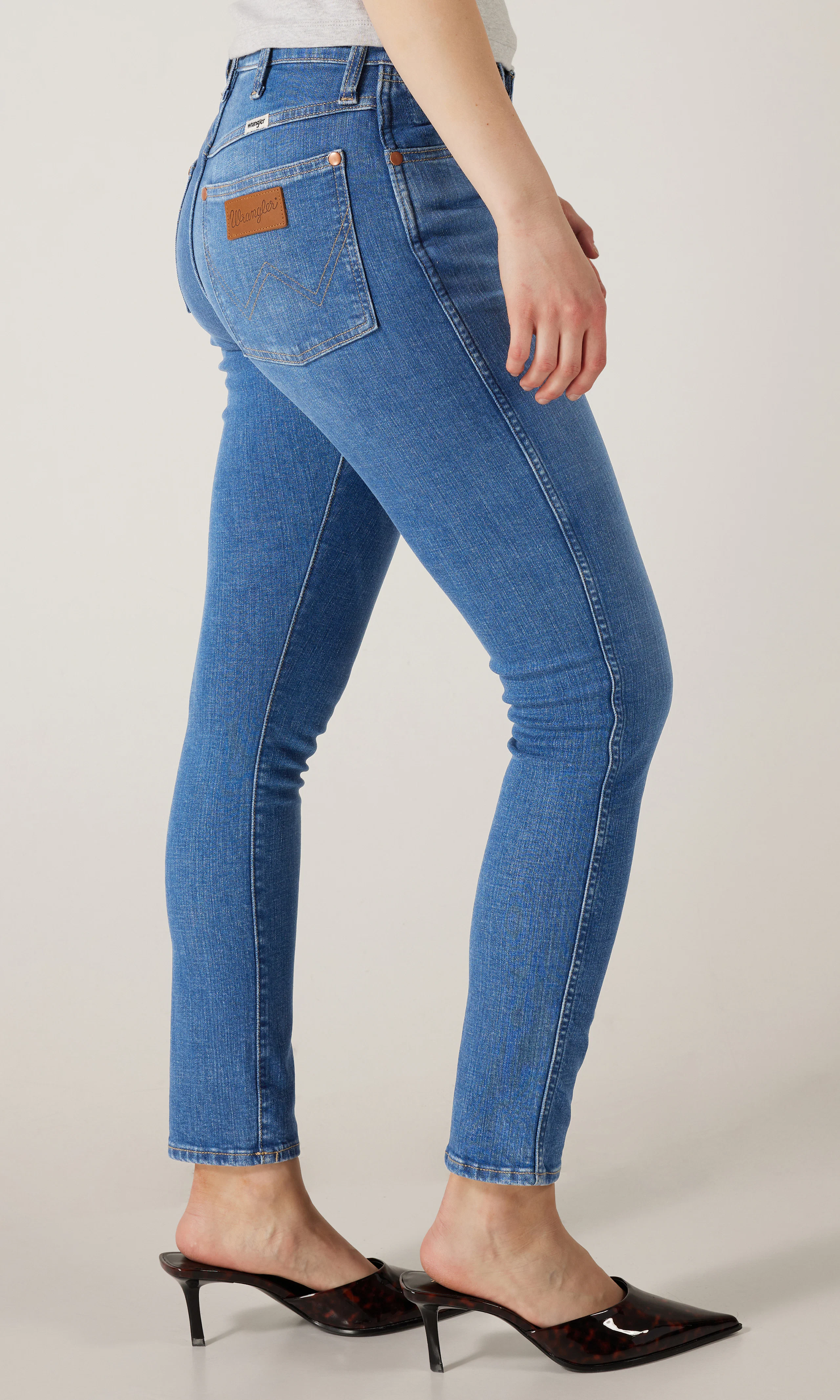 Skinny Medium Blå Jeans. Front 2. Model.