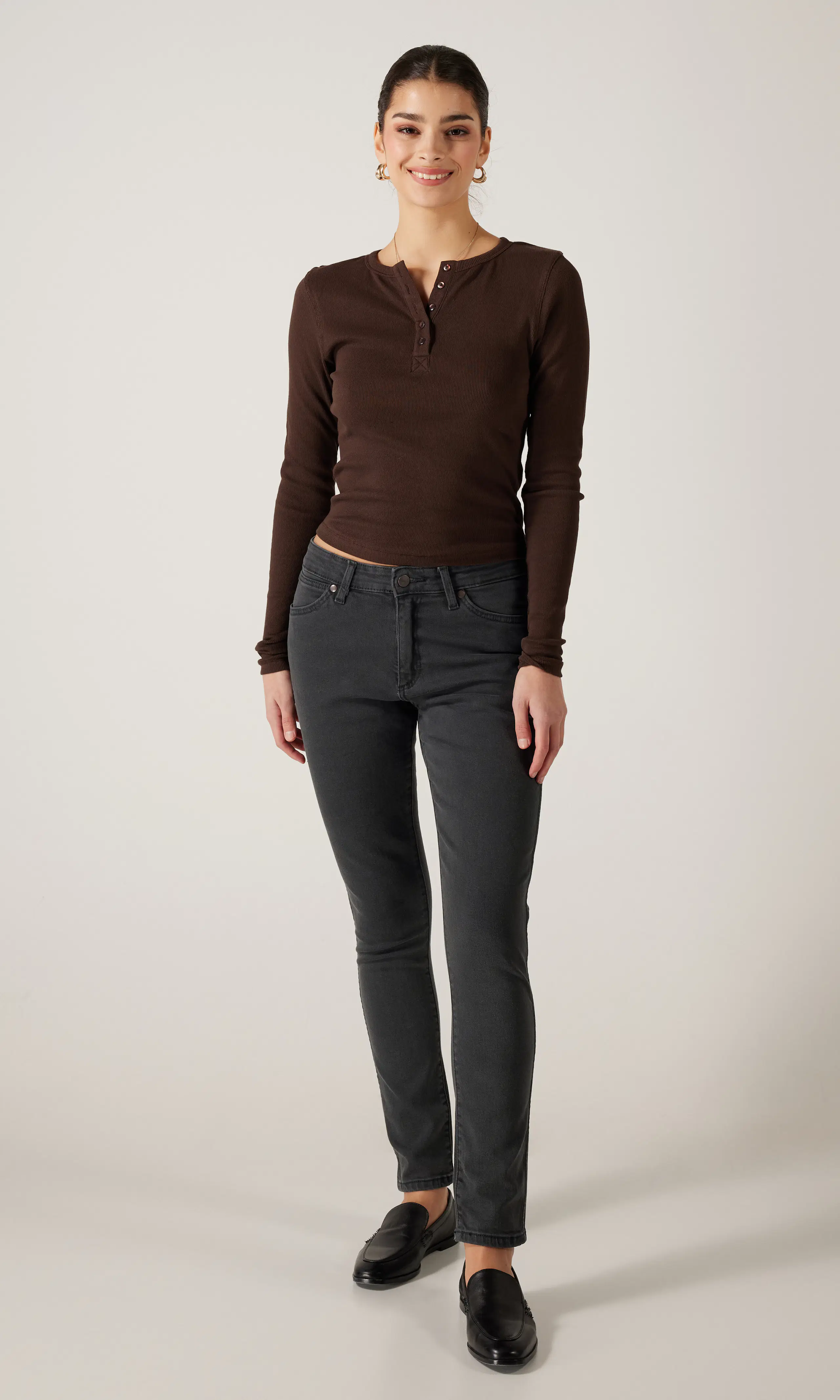 Skinny Mustat Farkut. Front 1. Model.