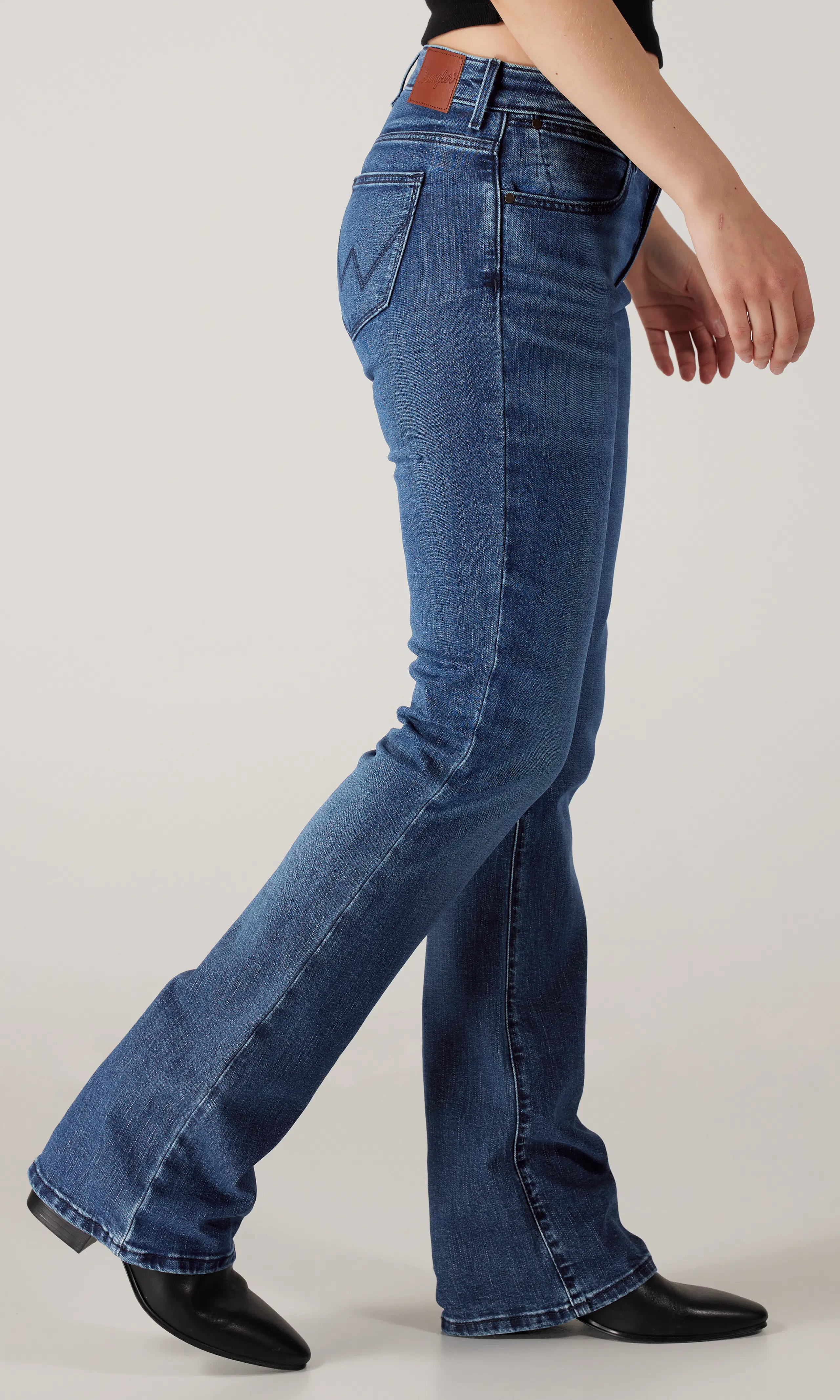 Dallas Medium Blå Jeans. Front 2. Model.