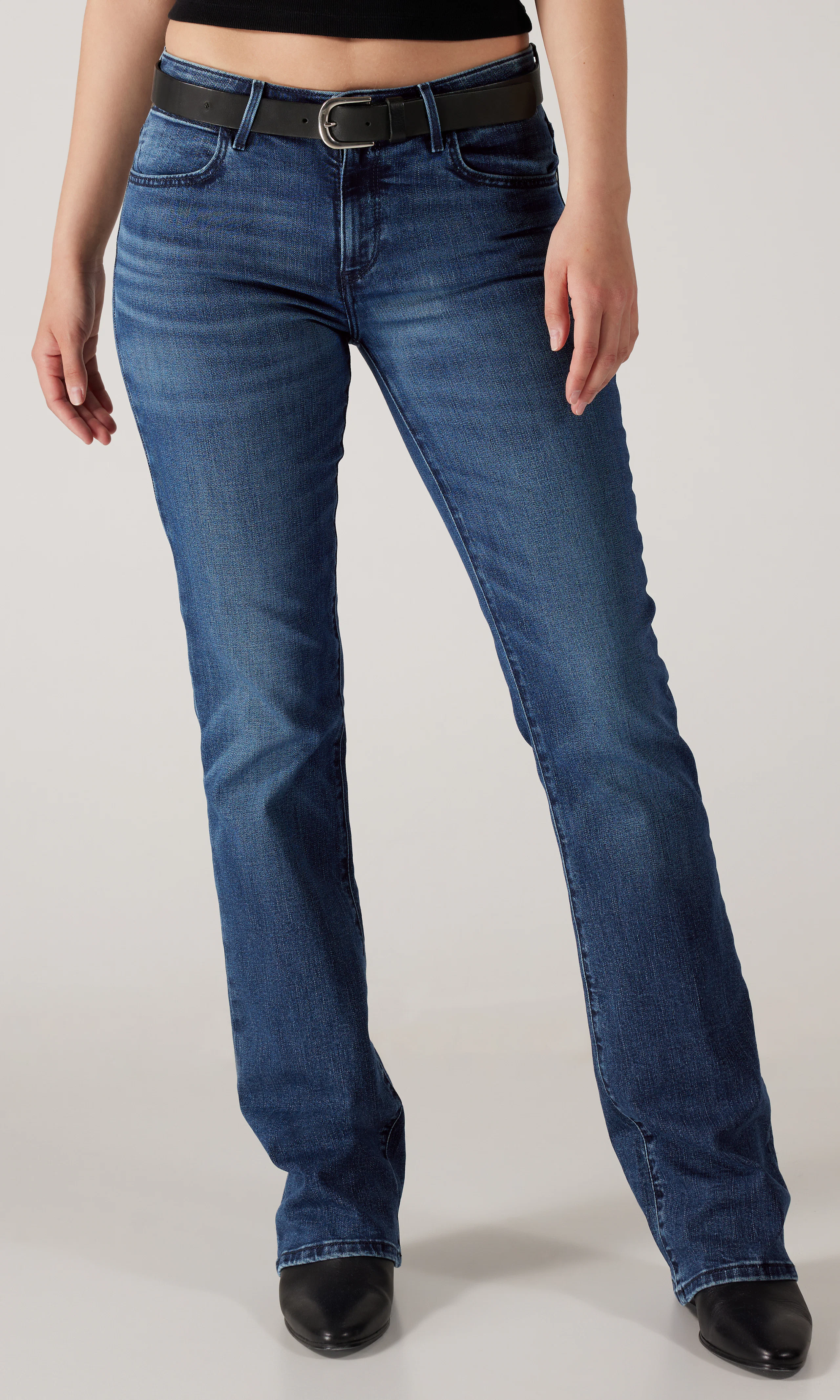Dallas Medium Blå Jeans. Front. Model.