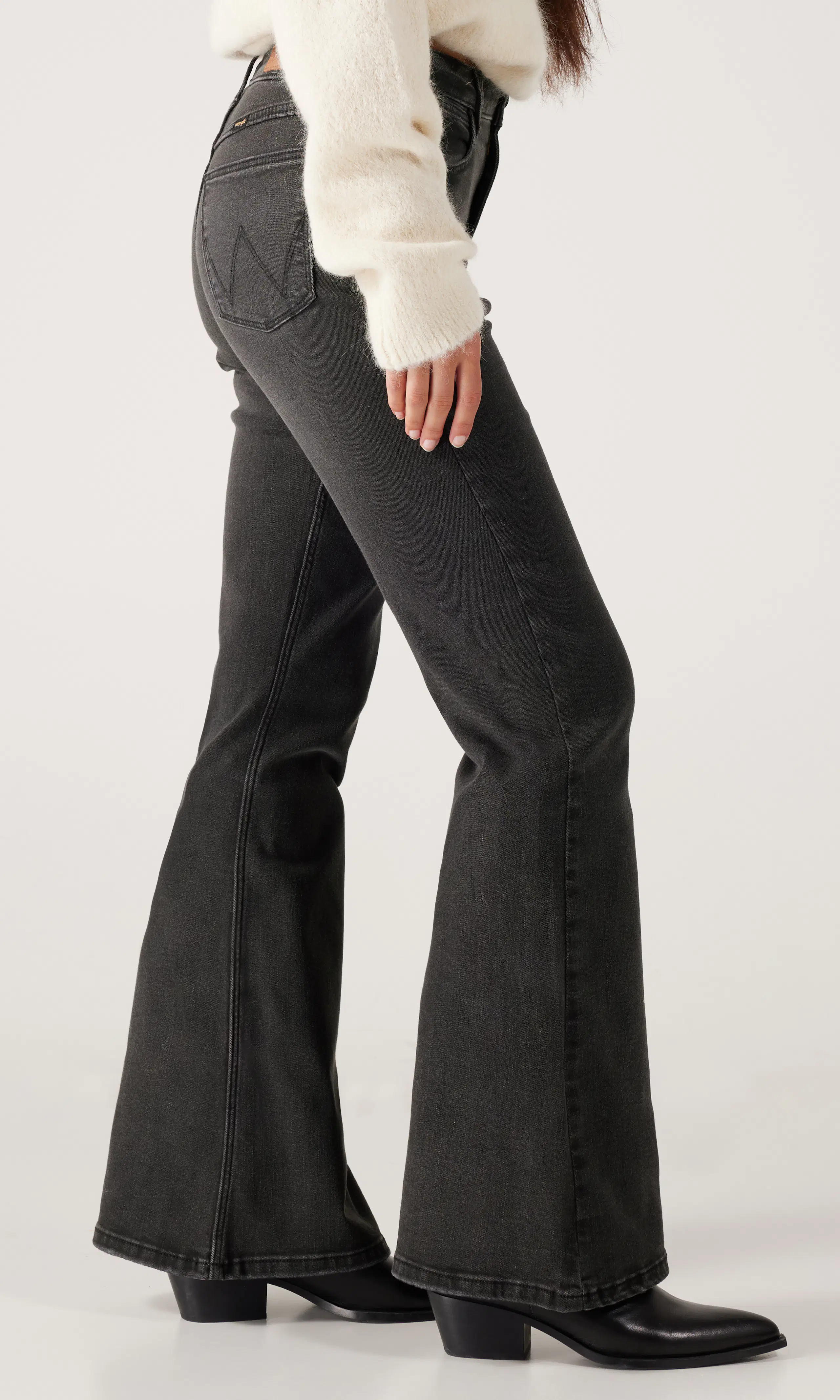 Fierce Flare Svarta Jeans. Front 2. Model.