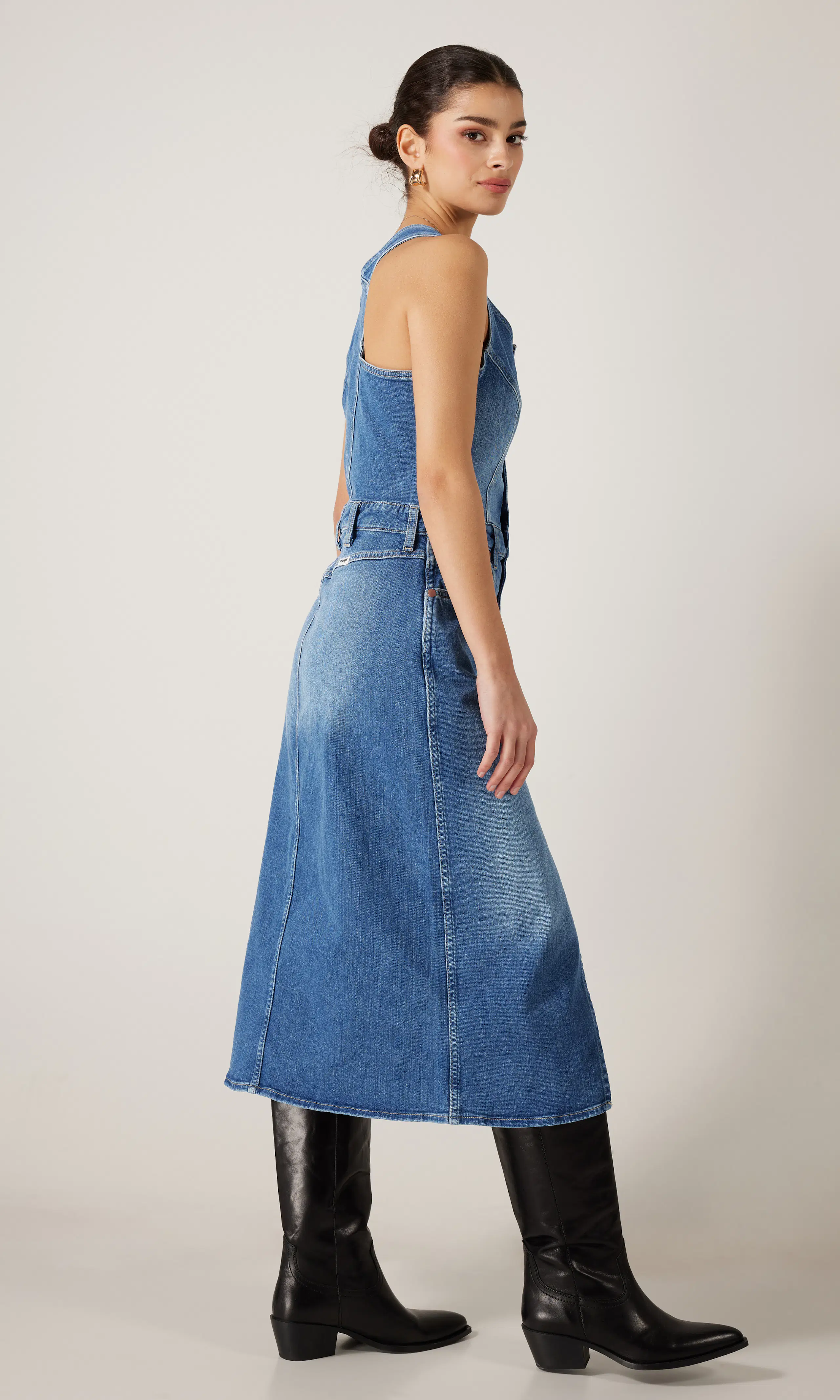 The Denim Dress Lys Blå Kjole. Front 2. Model.