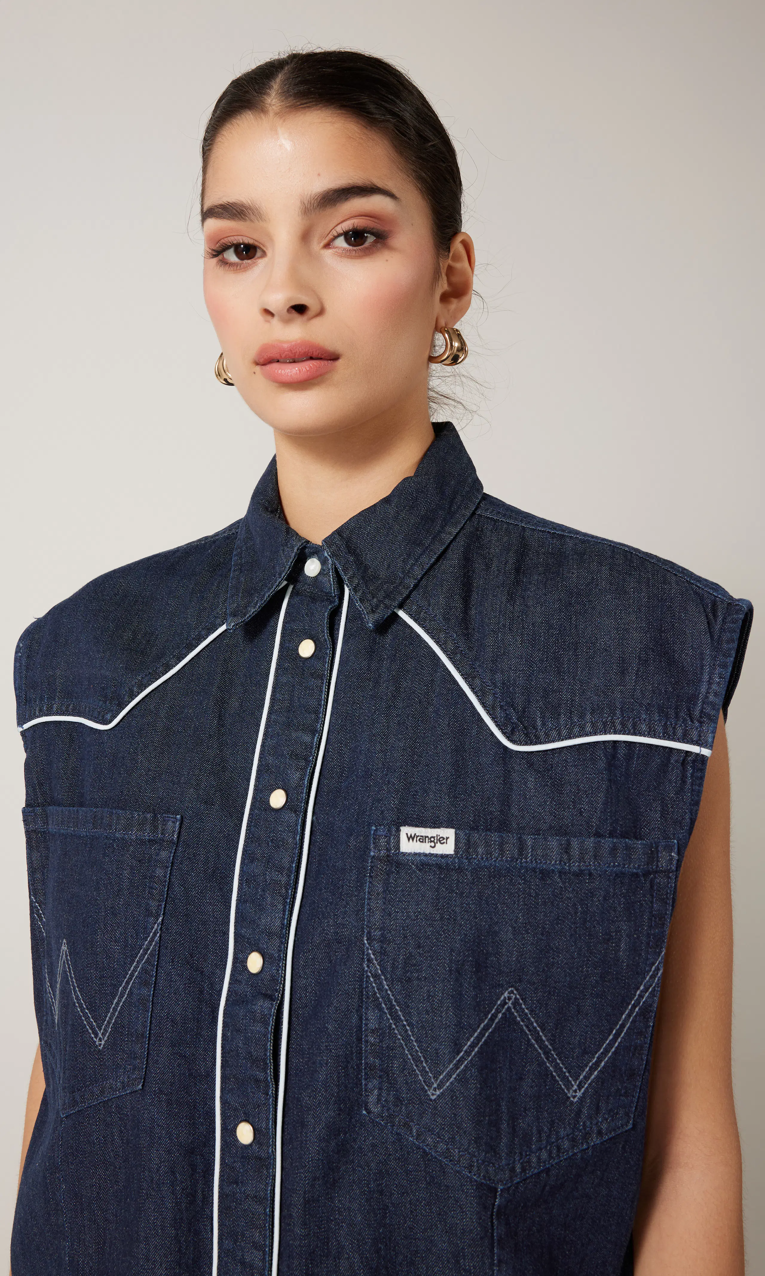 Sleeveless Mørk Blå Denim Skjorte. Detail 1. Model.