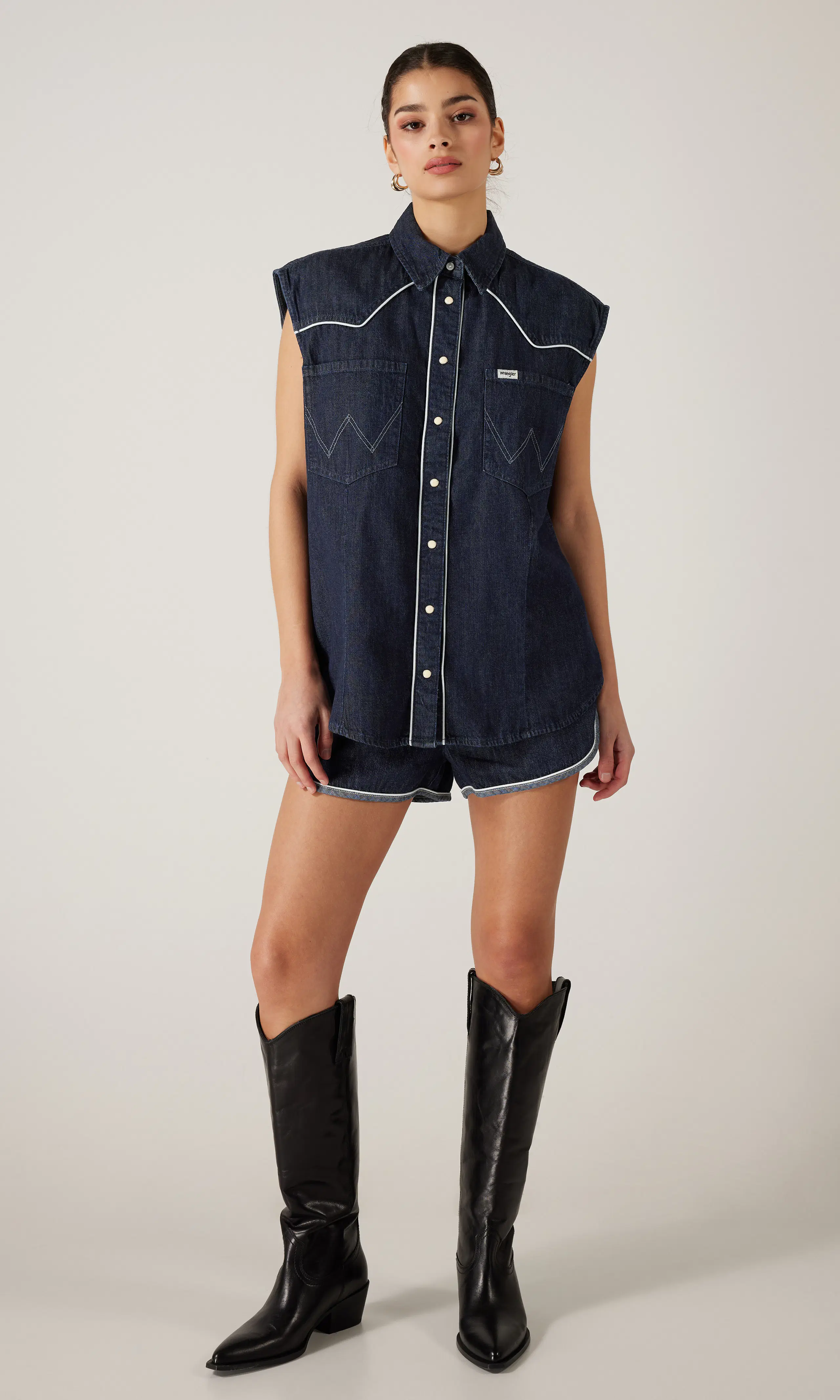 Sleeveless Mørk Blå Denim Skjorte. Front. Model.