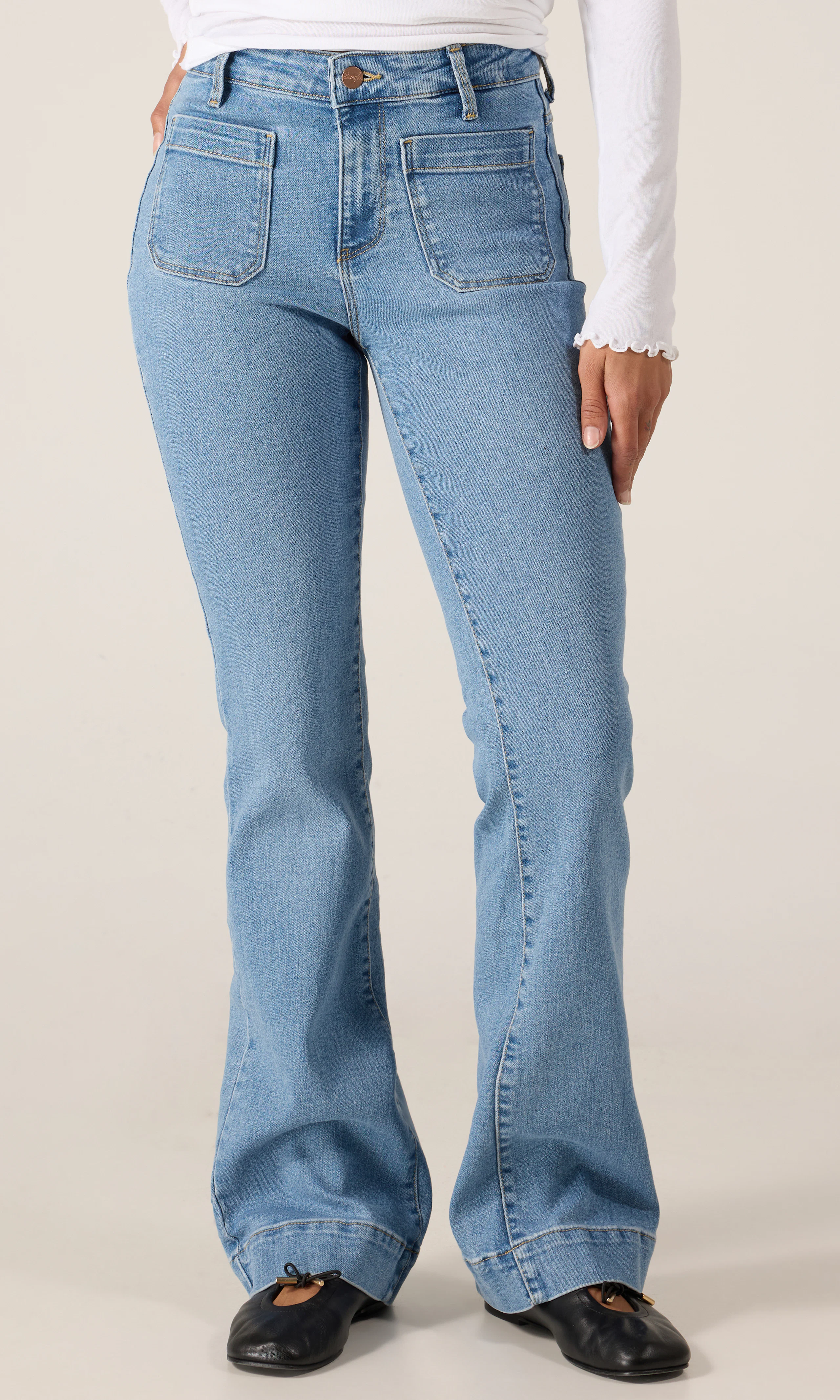 Flare Ljusblå Jeans. Front. Model.