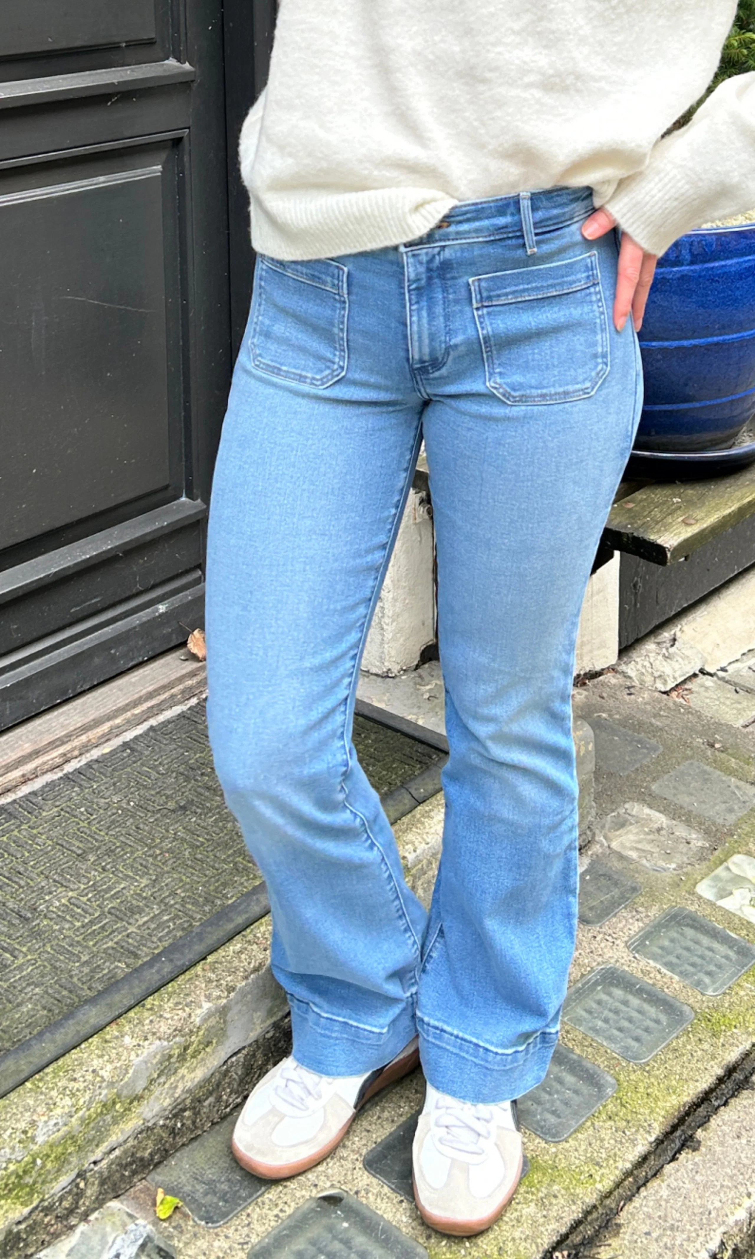 Flare Ljusblå Jeans. Front. Model.