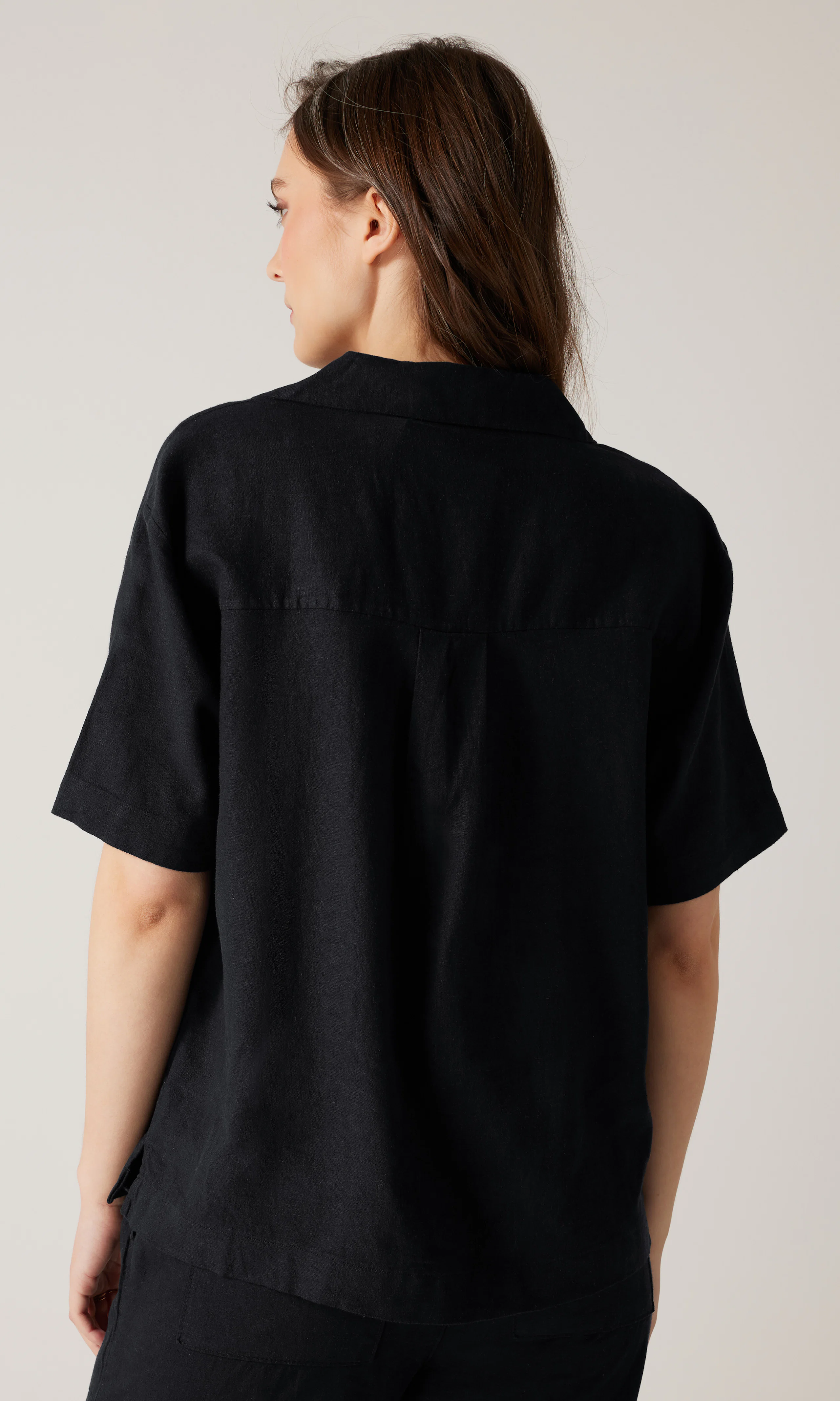 Linen Luna Short Sleeve Linskjorte. Back. Model.