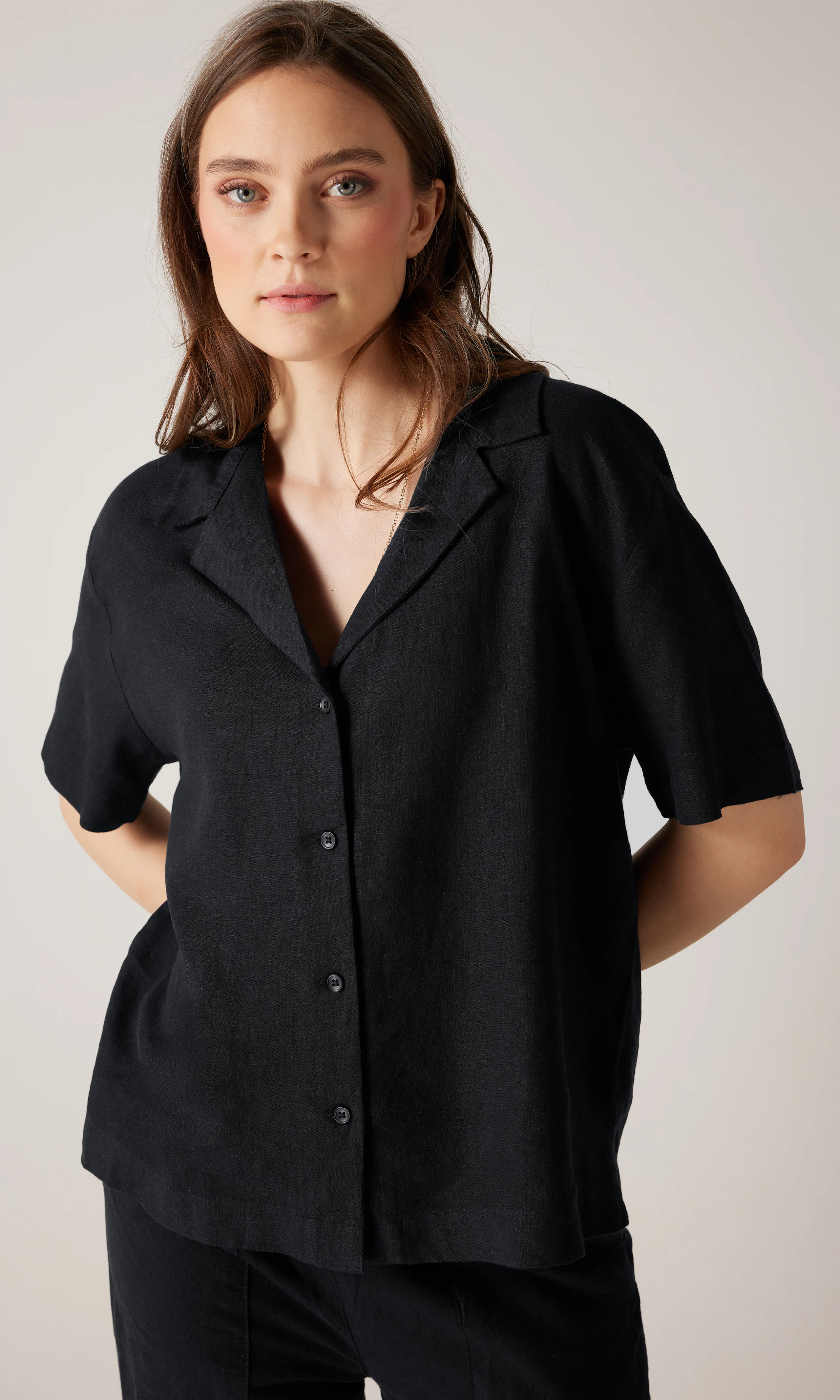 Linen Luna Short Sleeve Linskjorte. Front. Model.