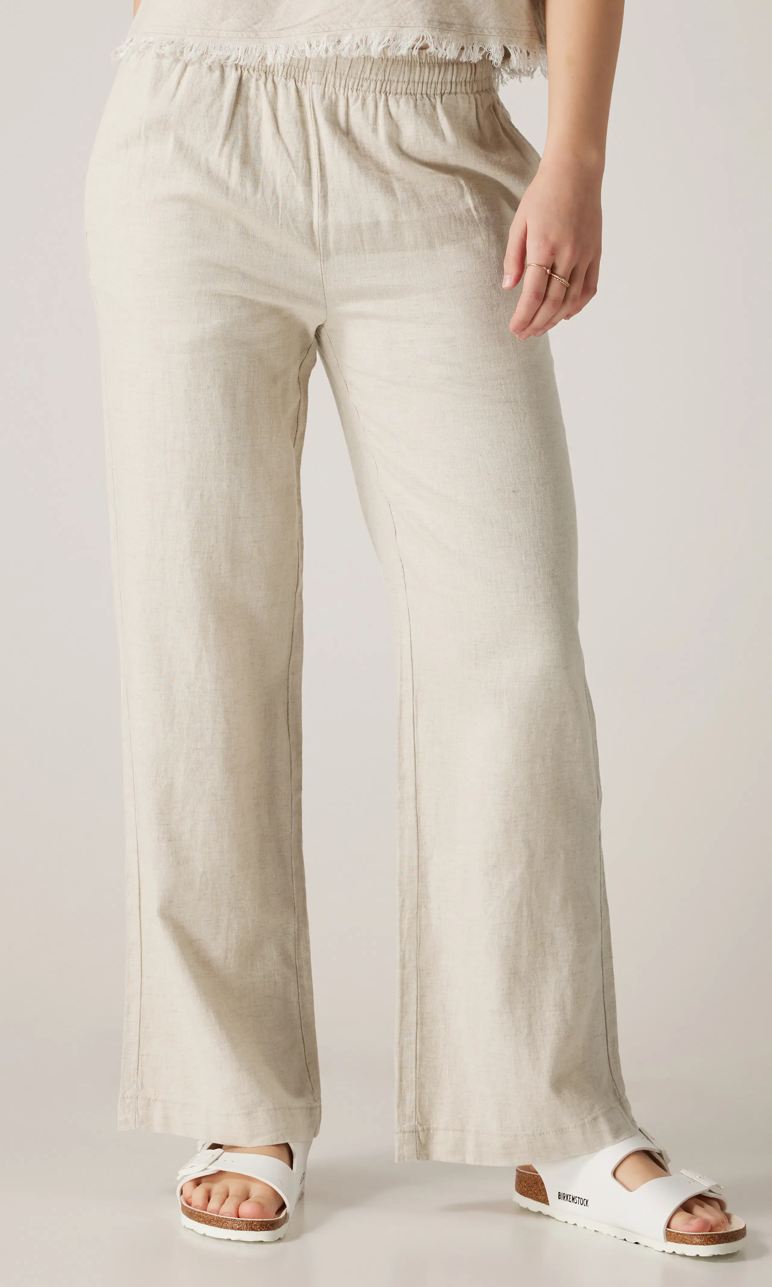 Lucy Linen Pellavahousut. Front 1. Model.