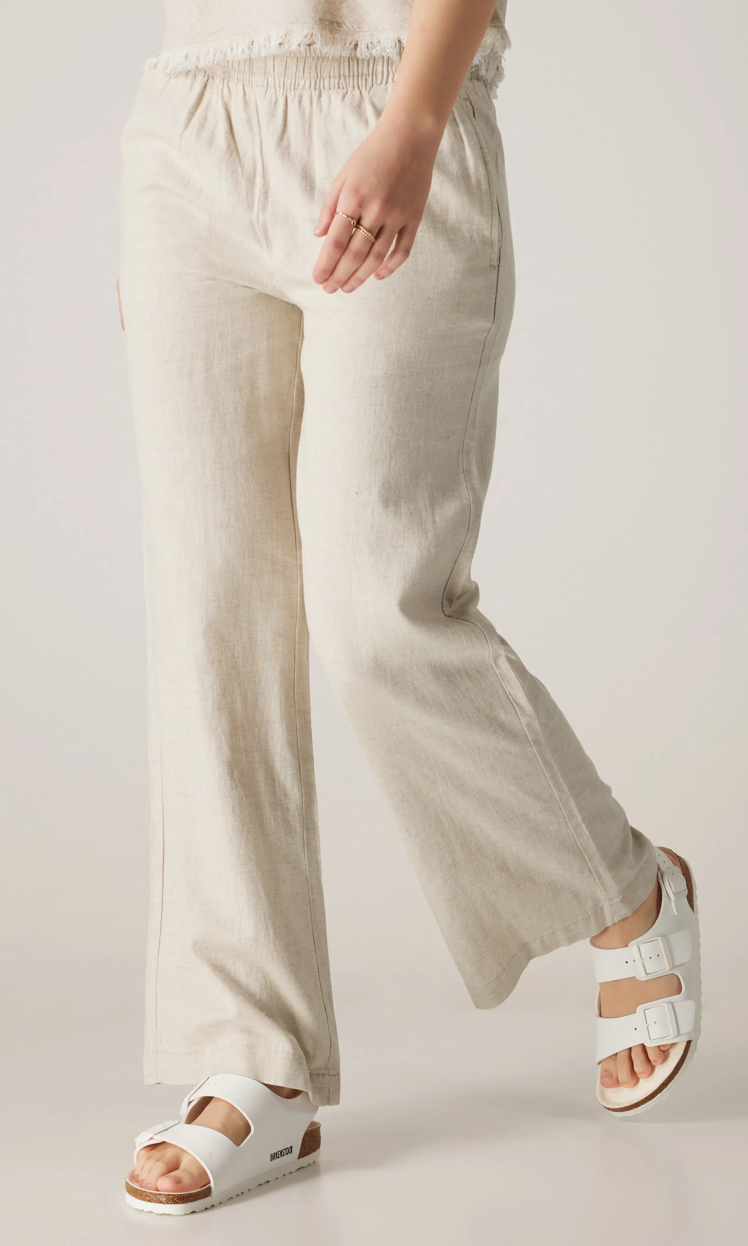 Lucy Linen Pellavahousut. Front. Model.