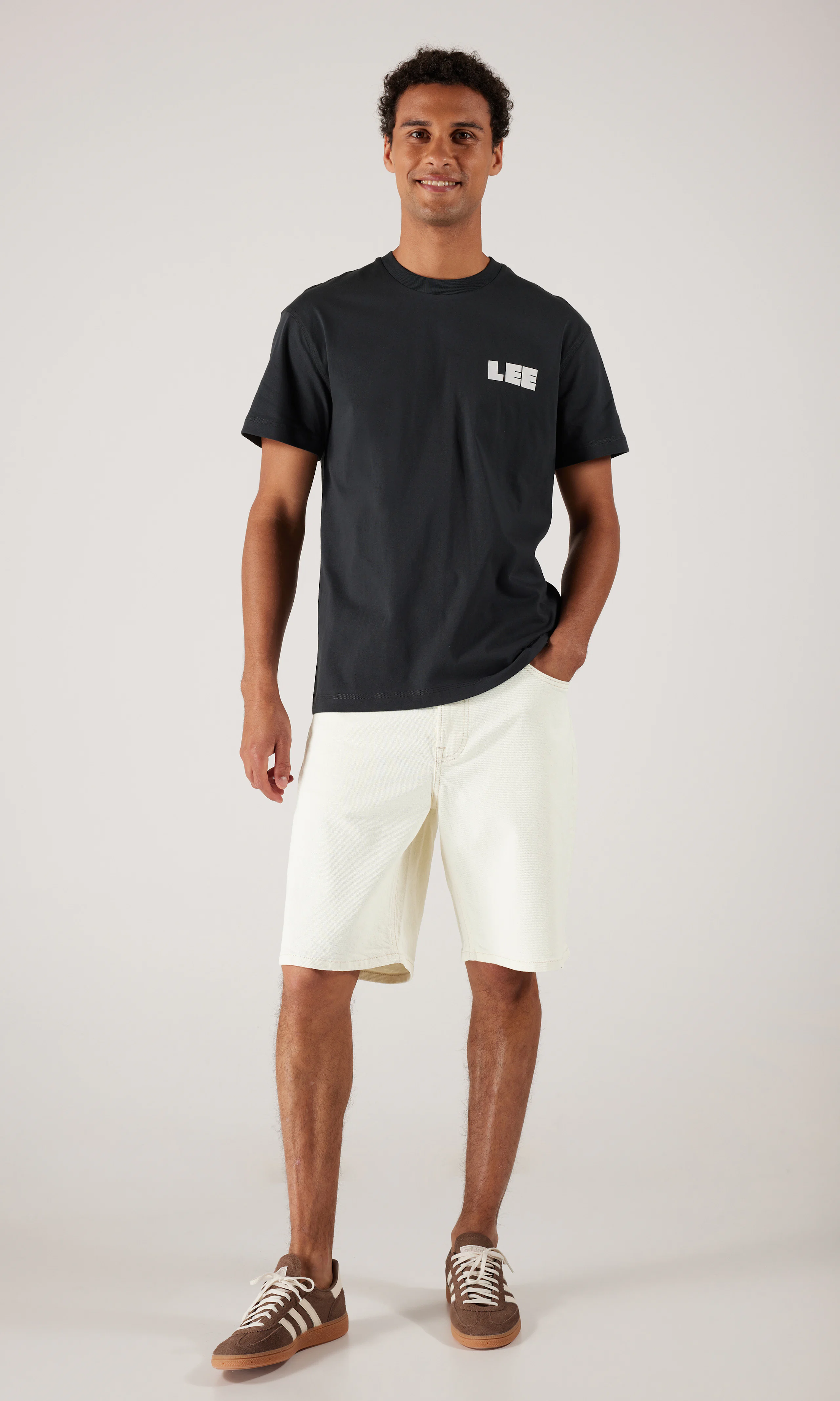 Graphic Tee Svart T-Shirt. Front 1. Model.