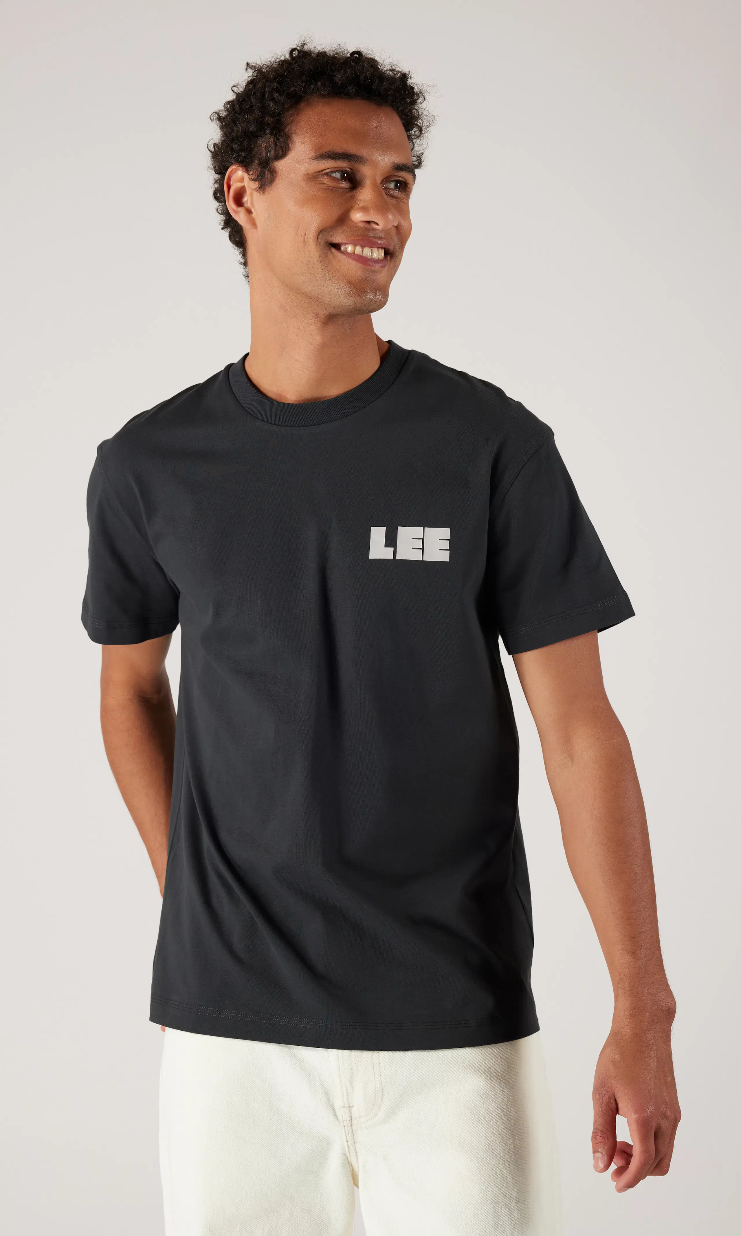 Graphic Tee Svart T-Shirt. Front. Model.