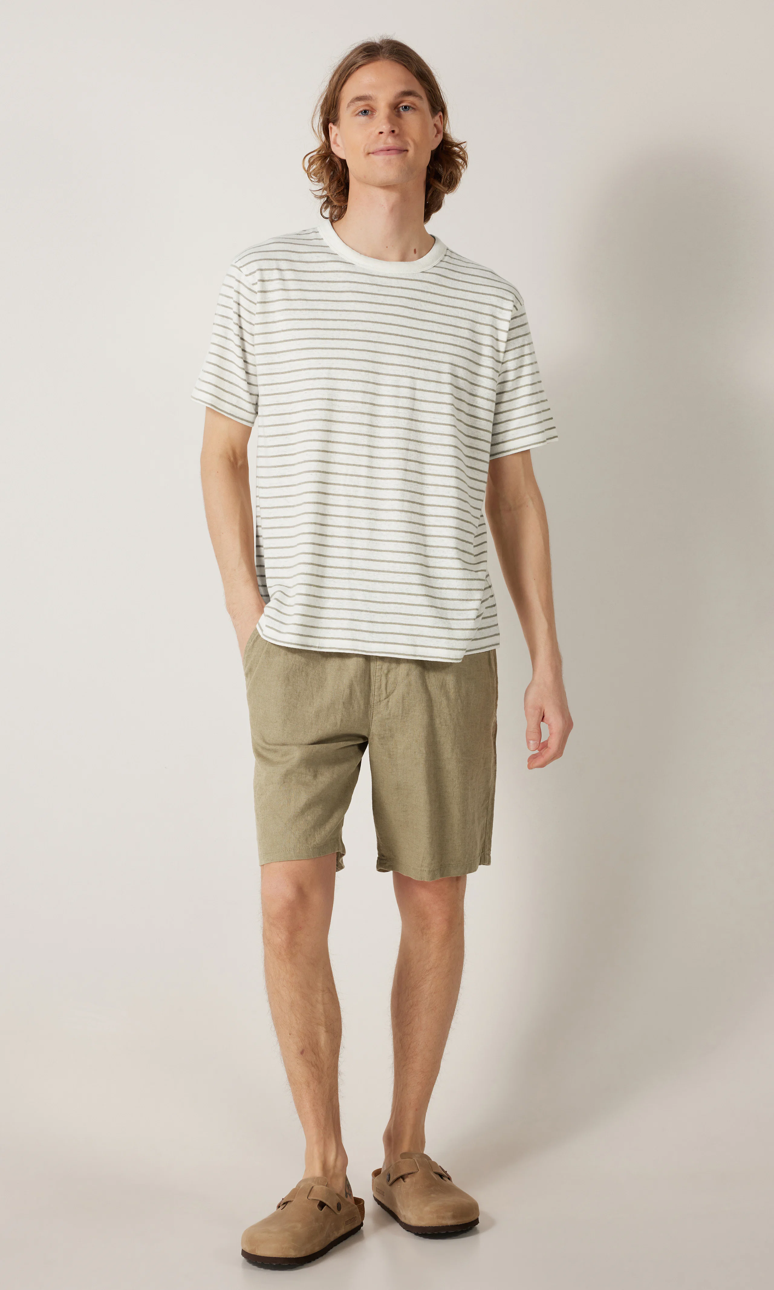Linen T-Skjorte. Front 1. Model.