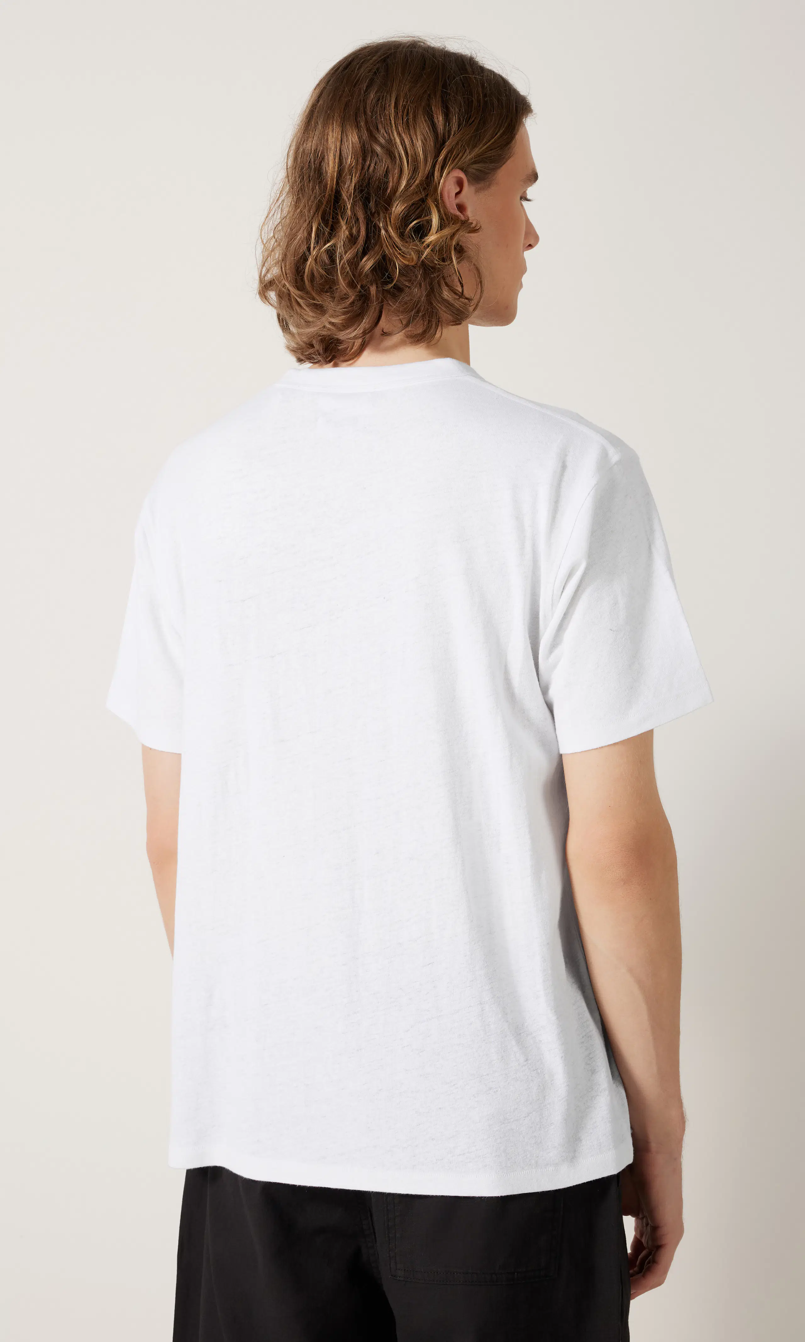 Henley T-shirt i Linne. Back. Model.
