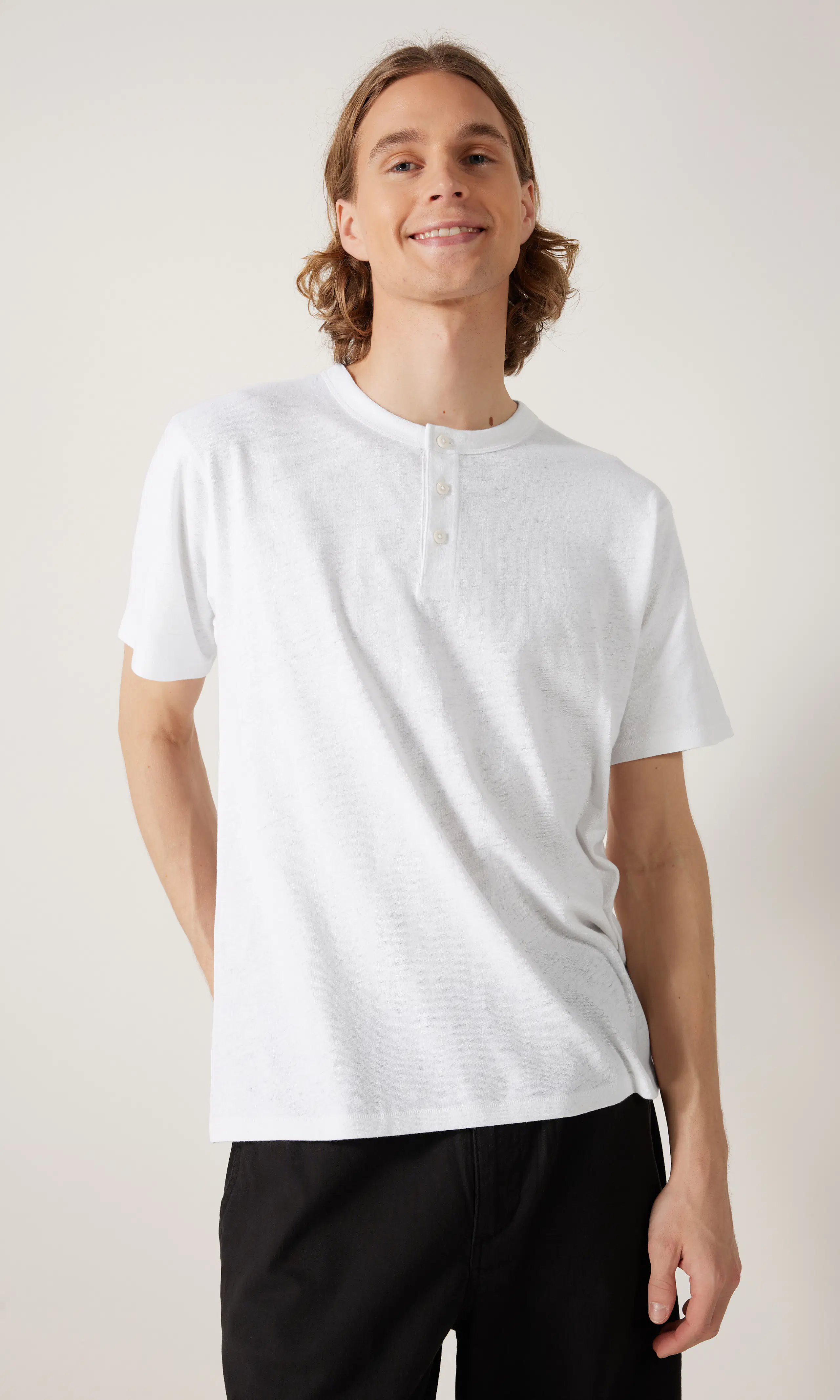 Henley T-shirt i Linne. Front. Model.