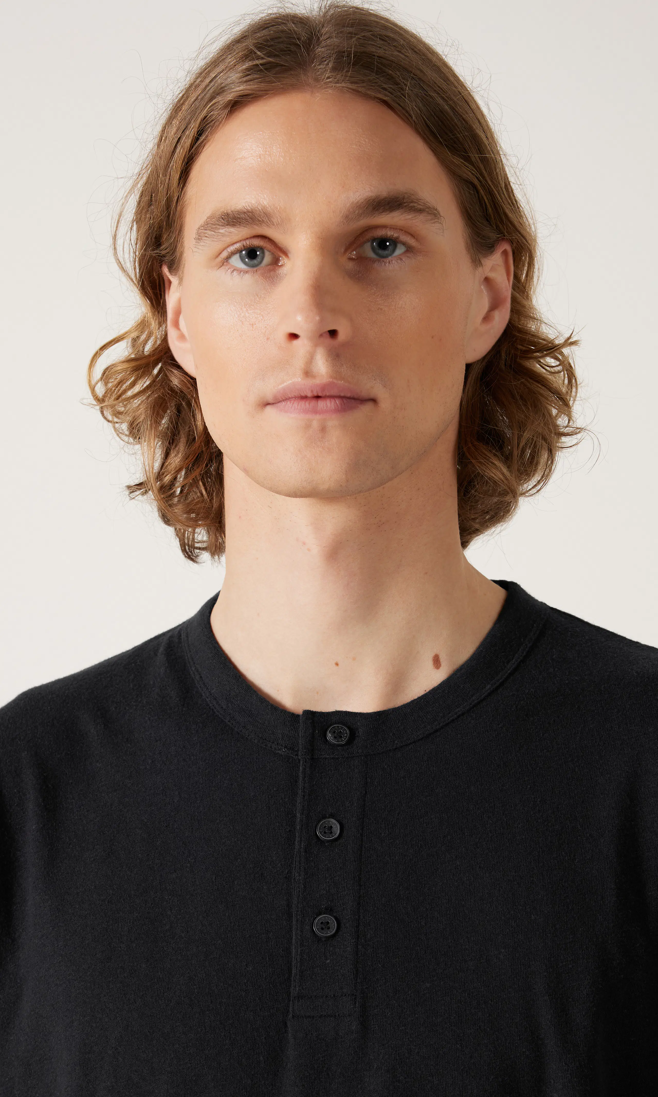 Linen Henley T-Paita. Detail 1. Model.