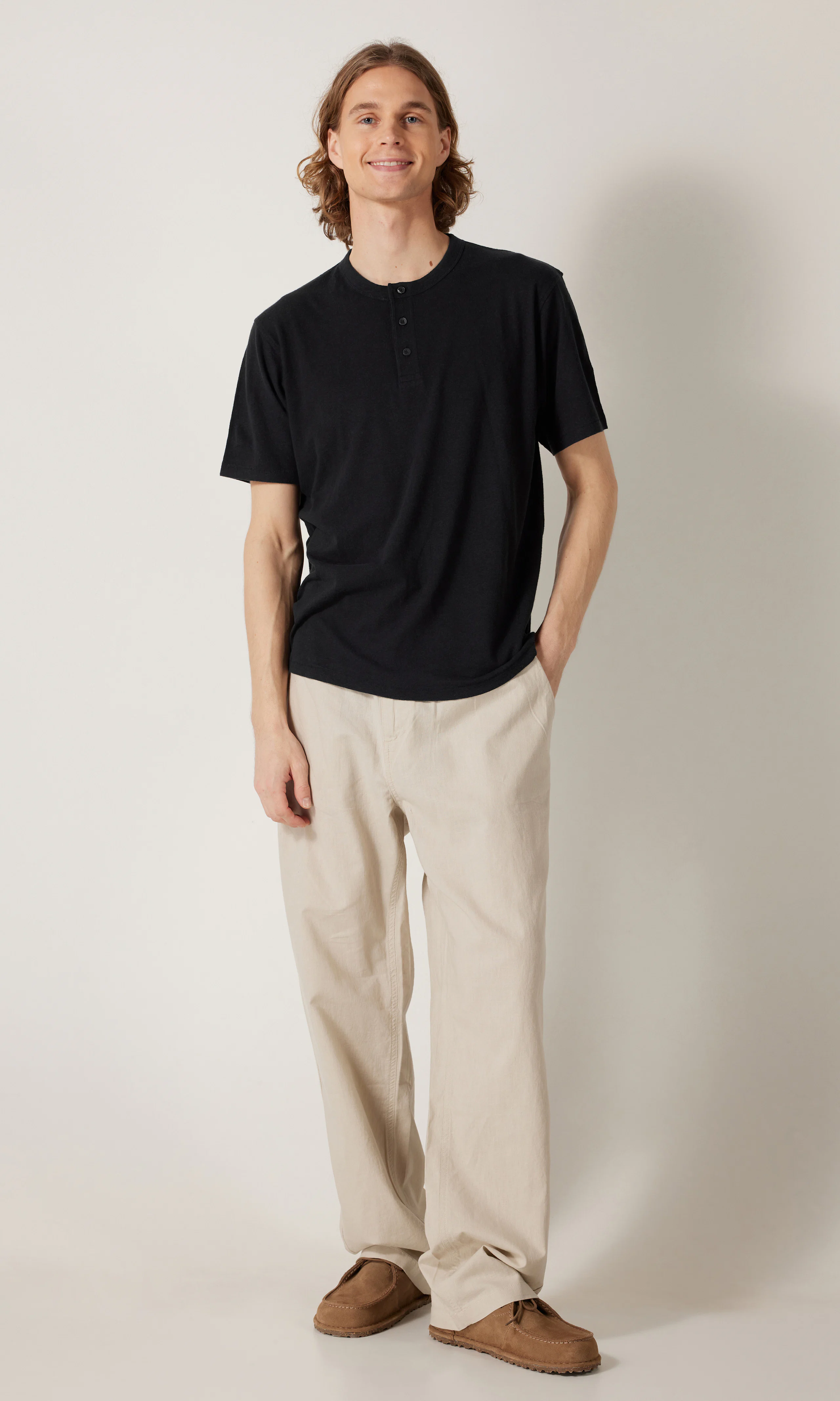 Linen Henley T-Paita. Front 1. Model.